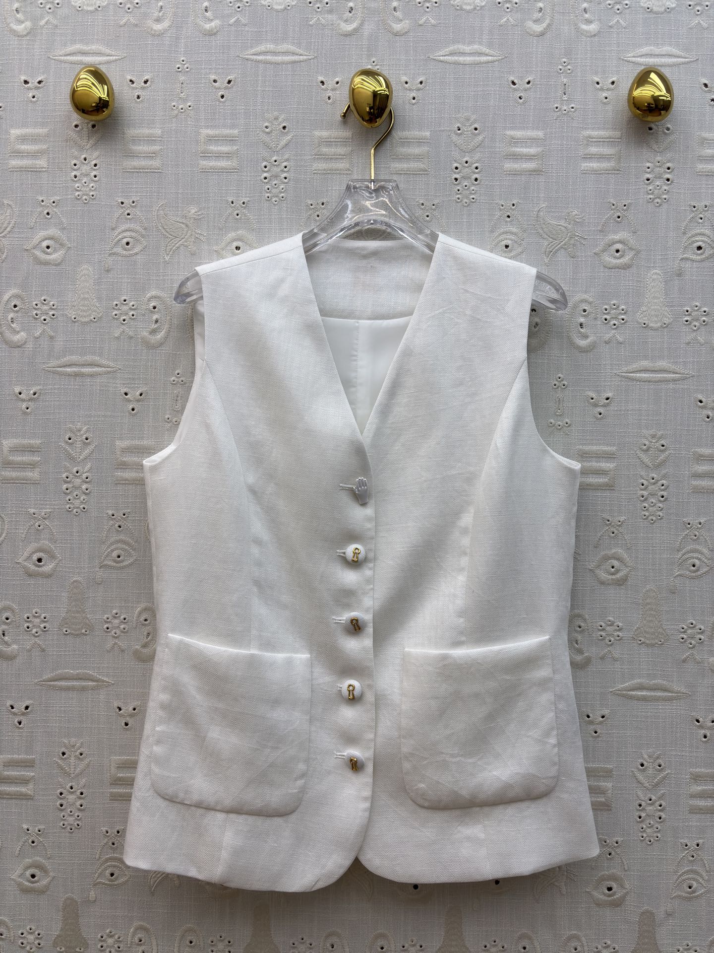 Sch亚麻马甲短裤套装 利落V领马甲搭配高腰花苞短裤 藏肉显瘦又提气场 透气亚麻质感自带松弛感 通勤、约