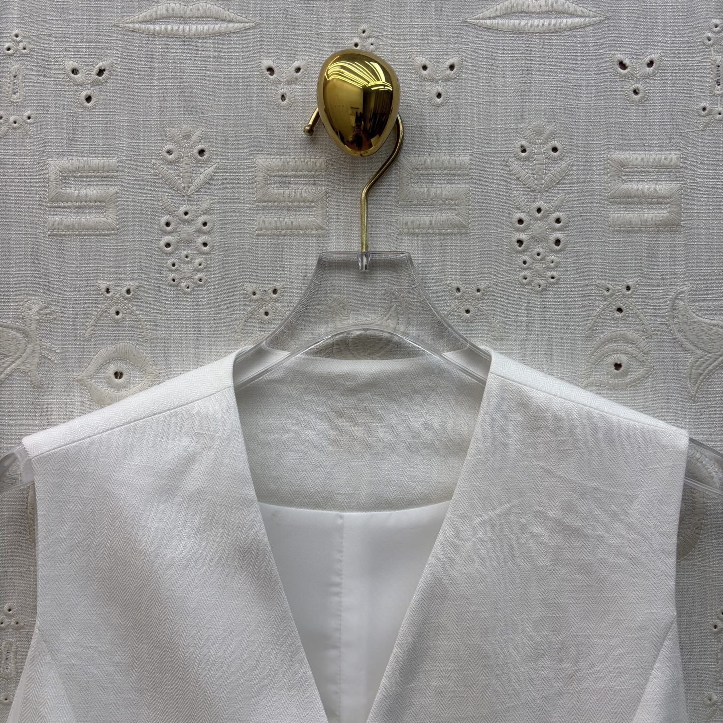 Sch亚麻马甲短裤套装 利落V领马甲搭配高腰花苞短裤 藏肉显瘦又提气场 透气亚麻质感自带松弛感 通勤、约