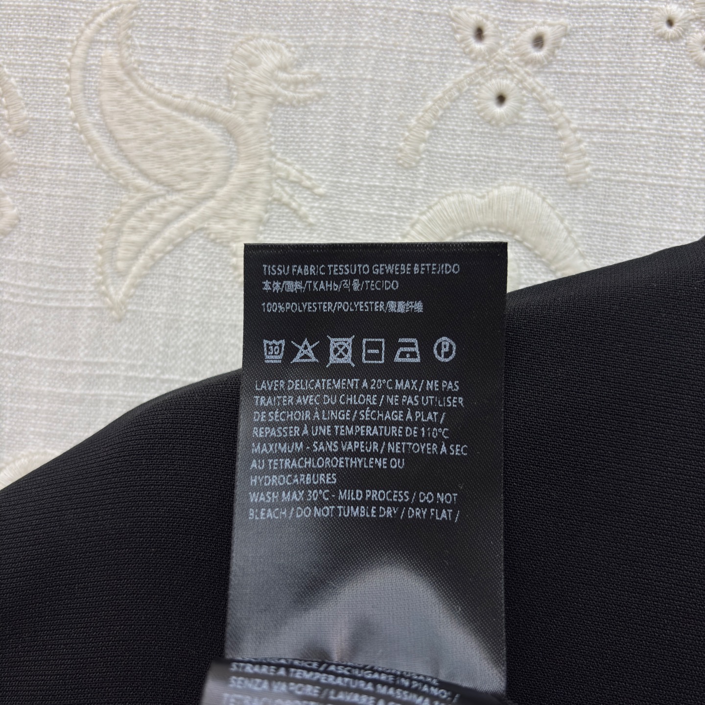 Sch金扣V领连衣裙 利落的无袖剪裁勾勒出优雅肩线 精致金扣点缀于身前 将简约与精致完美融合 无论是通勤