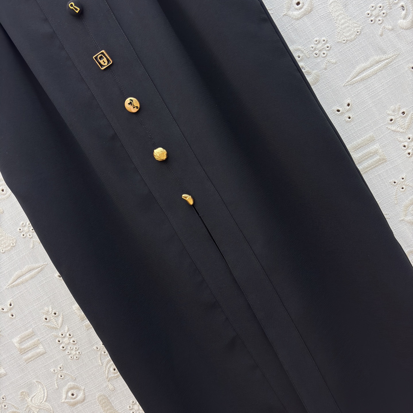 Sch金扣V领连衣裙 利落的无袖剪裁勾勒出优雅肩线 精致金扣点缀于身前 将简约与精致完美融合 无论是通勤