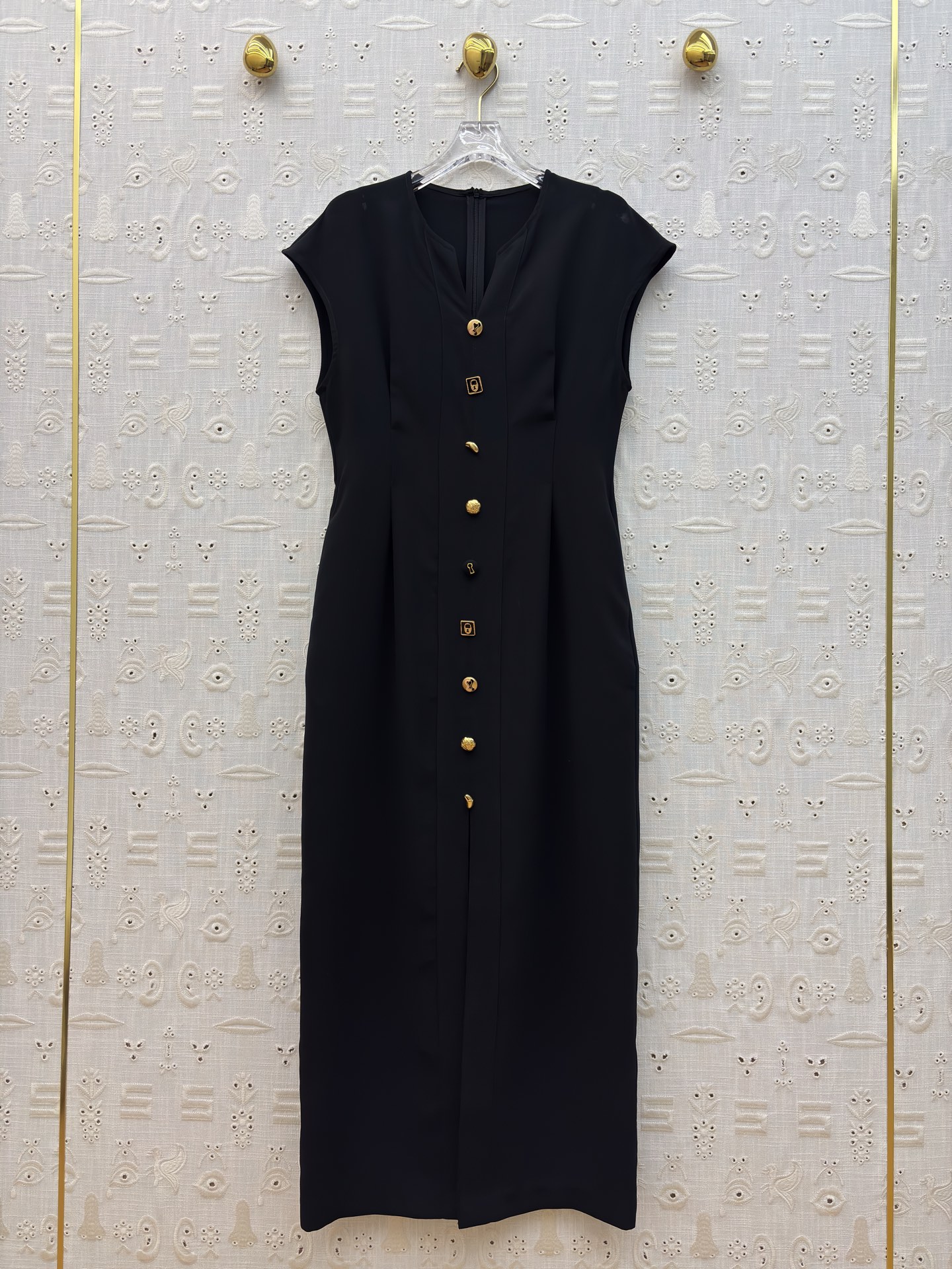 Sch金扣V领连衣裙 利落的无袖剪裁勾勒出优雅肩线 精致金扣点缀于身前 将简约与精致完美融合 无论是通勤