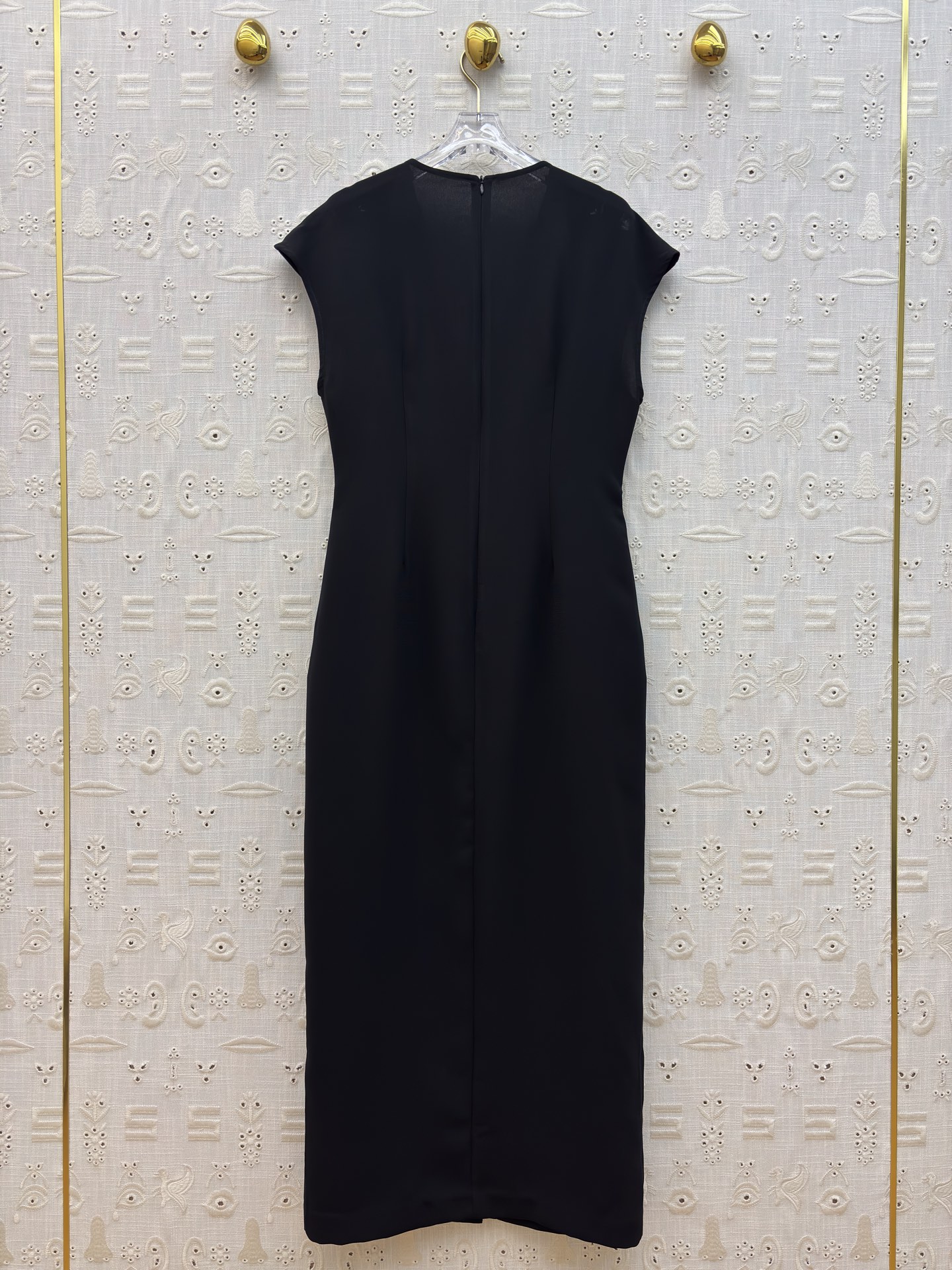 Sch金扣V领连衣裙 利落的无袖剪裁勾勒出优雅肩线 精致金扣点缀于身前 将简约与精致完美融合 无论是通勤