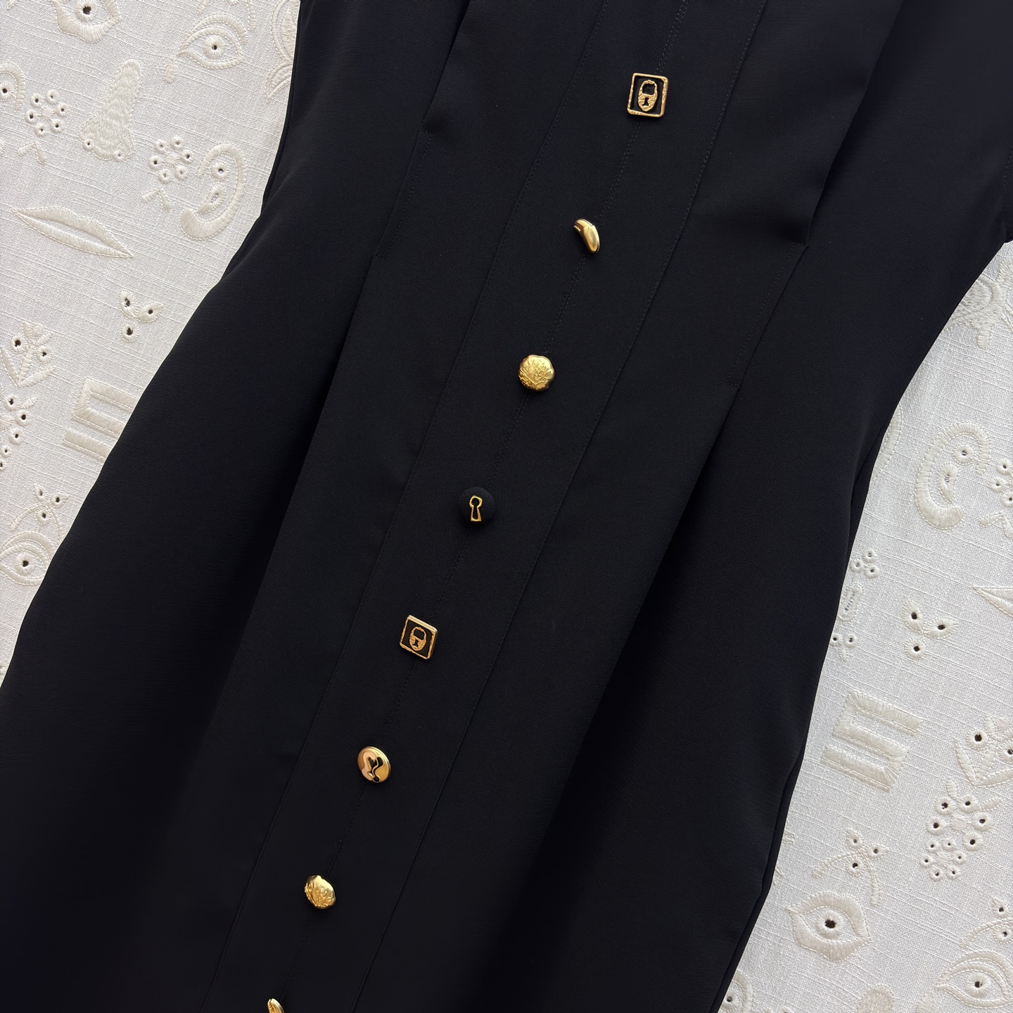 Sch金扣V领连衣裙 利落的无袖剪裁勾勒出优雅肩线 精致金扣点缀于身前 将简约与精致完美融合 无论是通勤