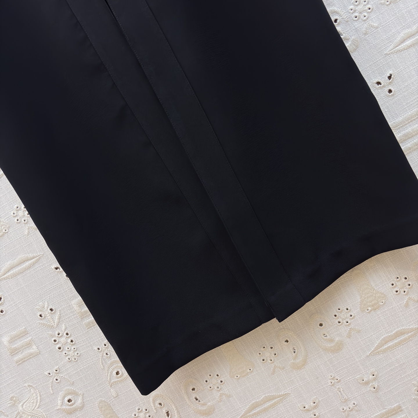 Sch金扣V领连衣裙 利落的无袖剪裁勾勒出优雅肩线 精致金扣点缀于身前 将简约与精致完美融合 无论是通勤