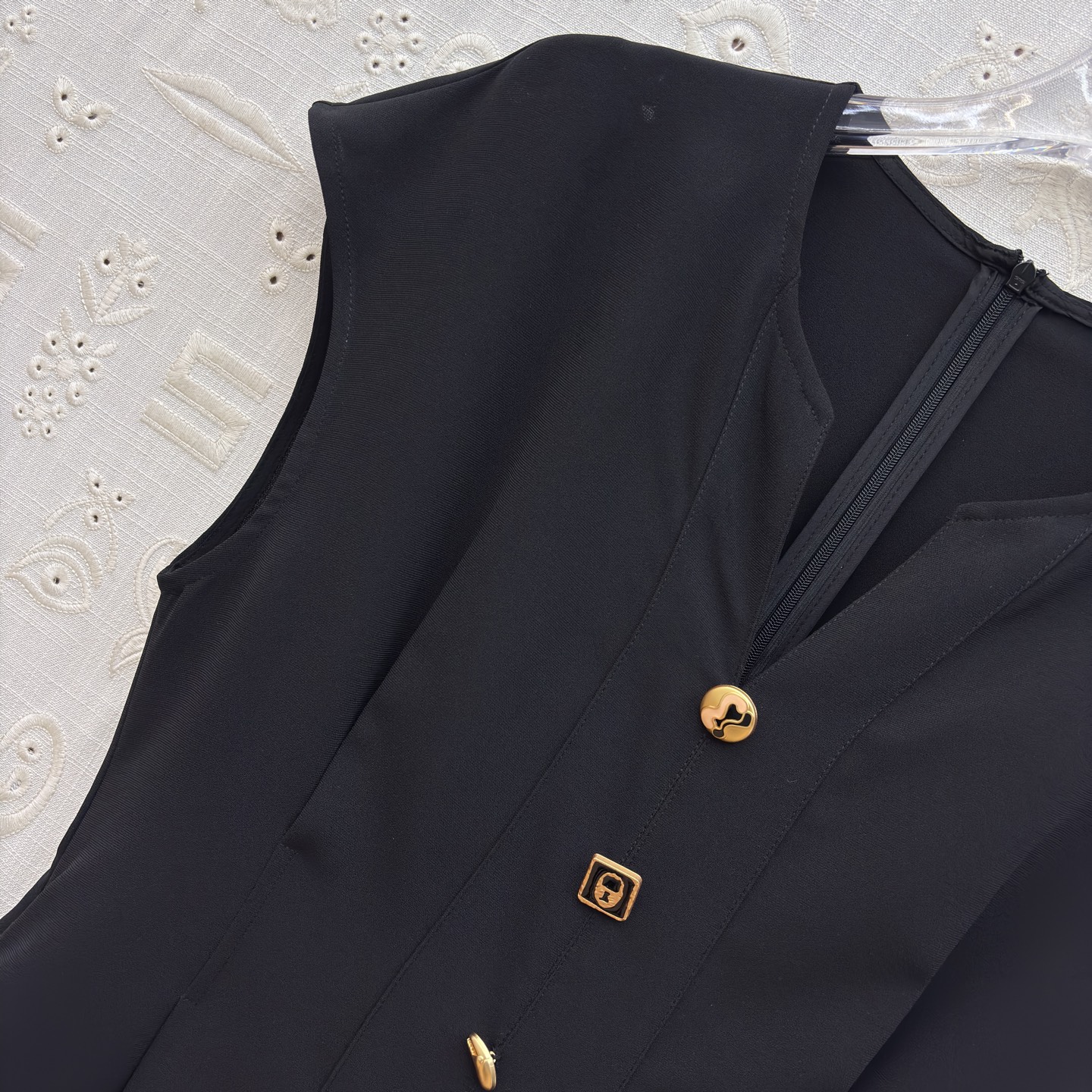 Sch金扣V领连衣裙 利落的无袖剪裁勾勒出优雅肩线 精致金扣点缀于身前 将简约与精致完美融合 无论是通勤