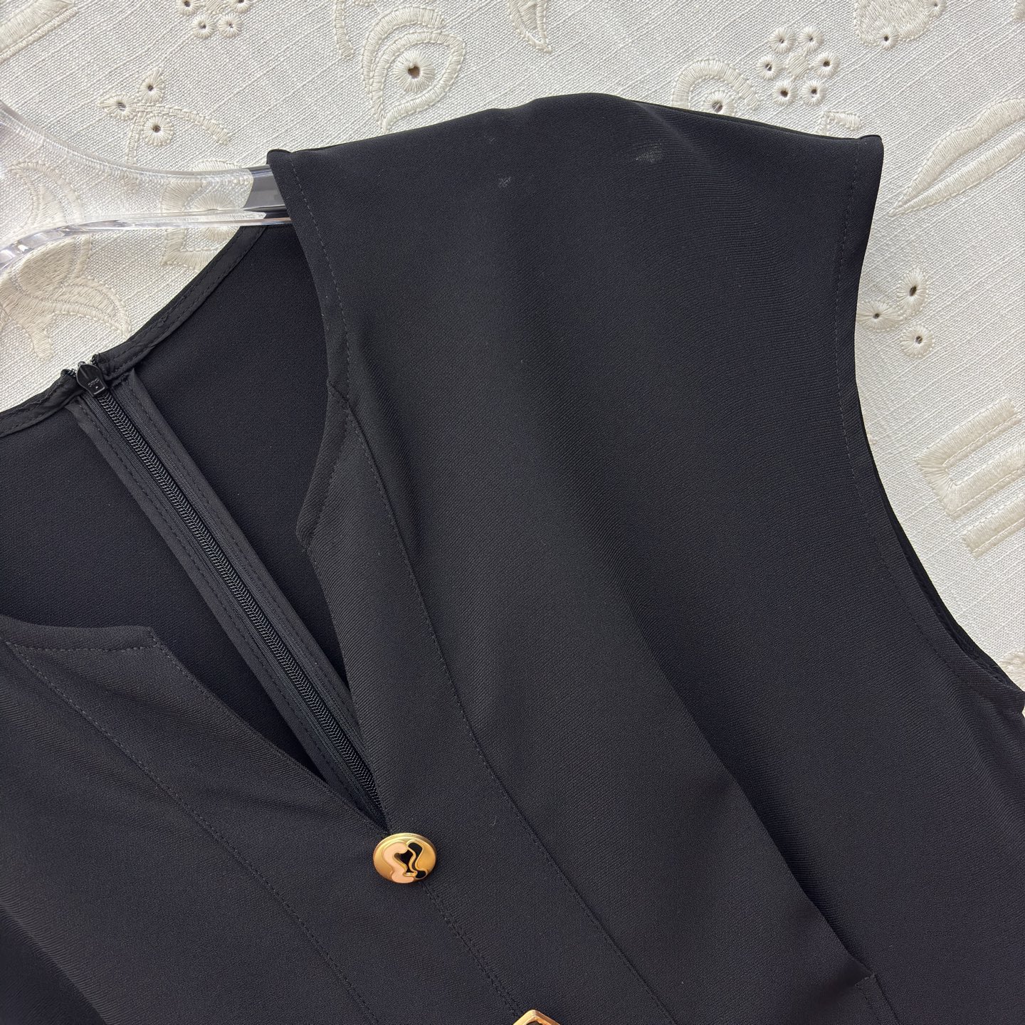 Sch金扣V领连衣裙 利落的无袖剪裁勾勒出优雅肩线 精致金扣点缀于身前 将简约与精致完美融合 无论是通勤