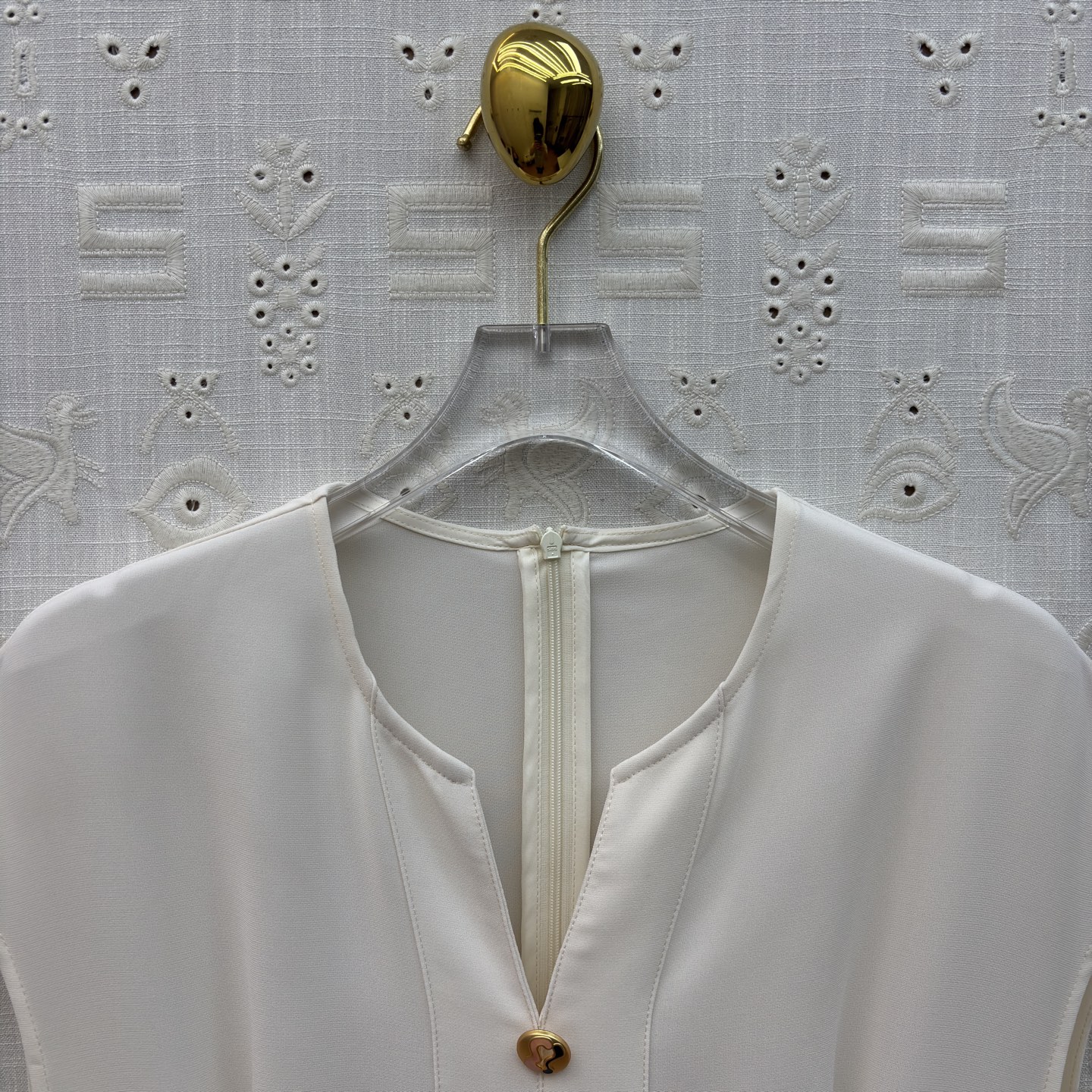 Sch金扣V领连衣裙 利落的无袖剪裁勾勒出优雅肩线 精致金扣点缀于身前 将简约与精致完美融合 无论是通勤