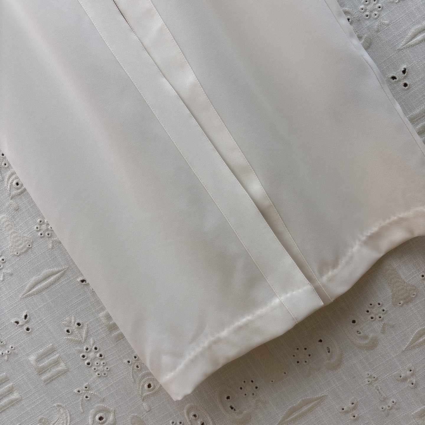 Sch金扣V领连衣裙 利落的无袖剪裁勾勒出优雅肩线 精致金扣点缀于身前 将简约与精致完美融合 无论是通勤