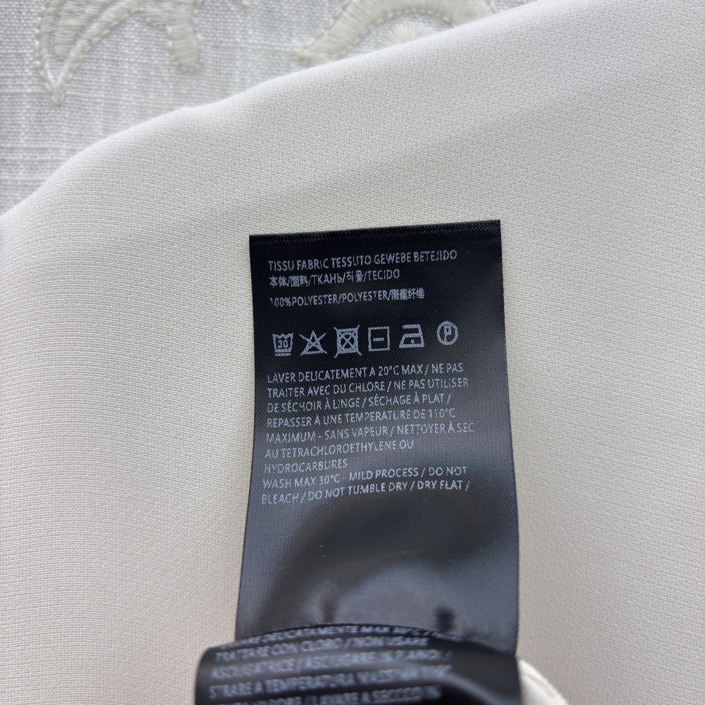 Sch金扣V领连衣裙 利落的无袖剪裁勾勒出优雅肩线 精致金扣点缀于身前 将简约与精致完美融合 无论是通勤