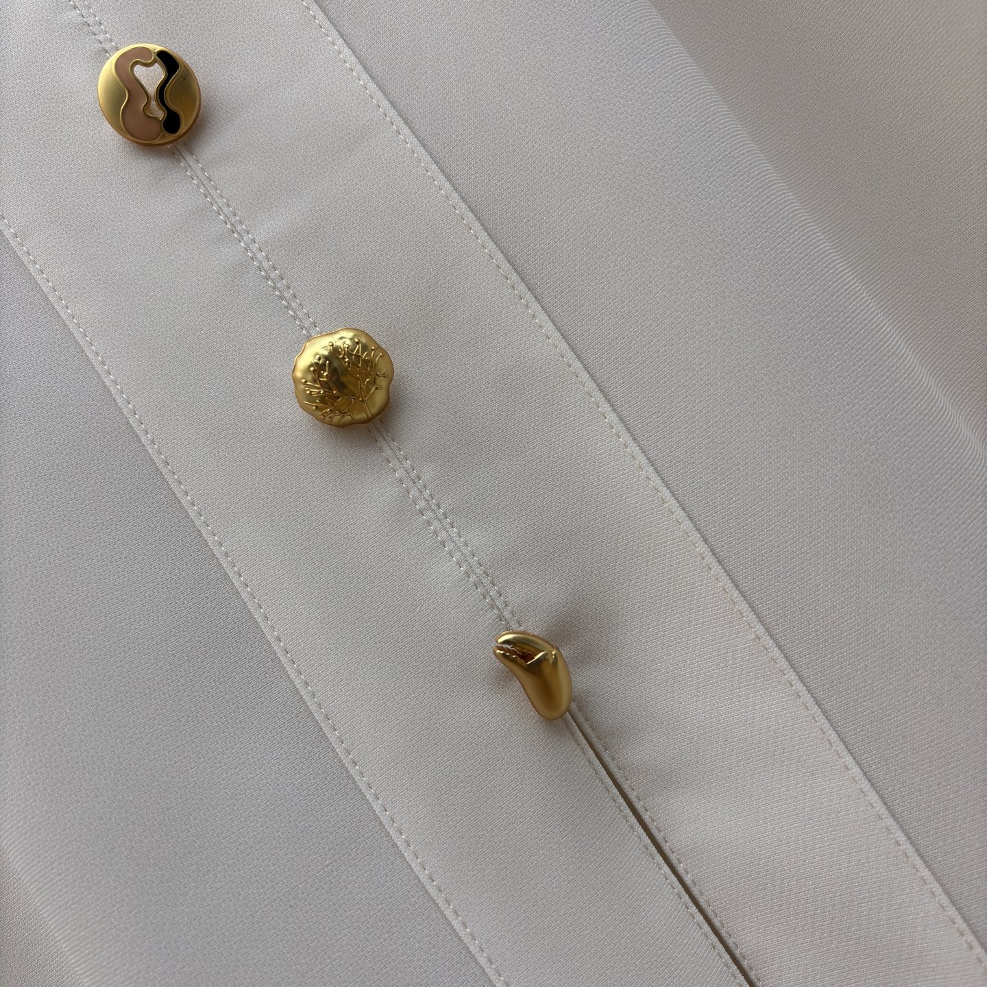 Sch金扣V领连衣裙 利落的无袖剪裁勾勒出优雅肩线 精致金扣点缀于身前 将简约与精致完美融合 无论是通勤