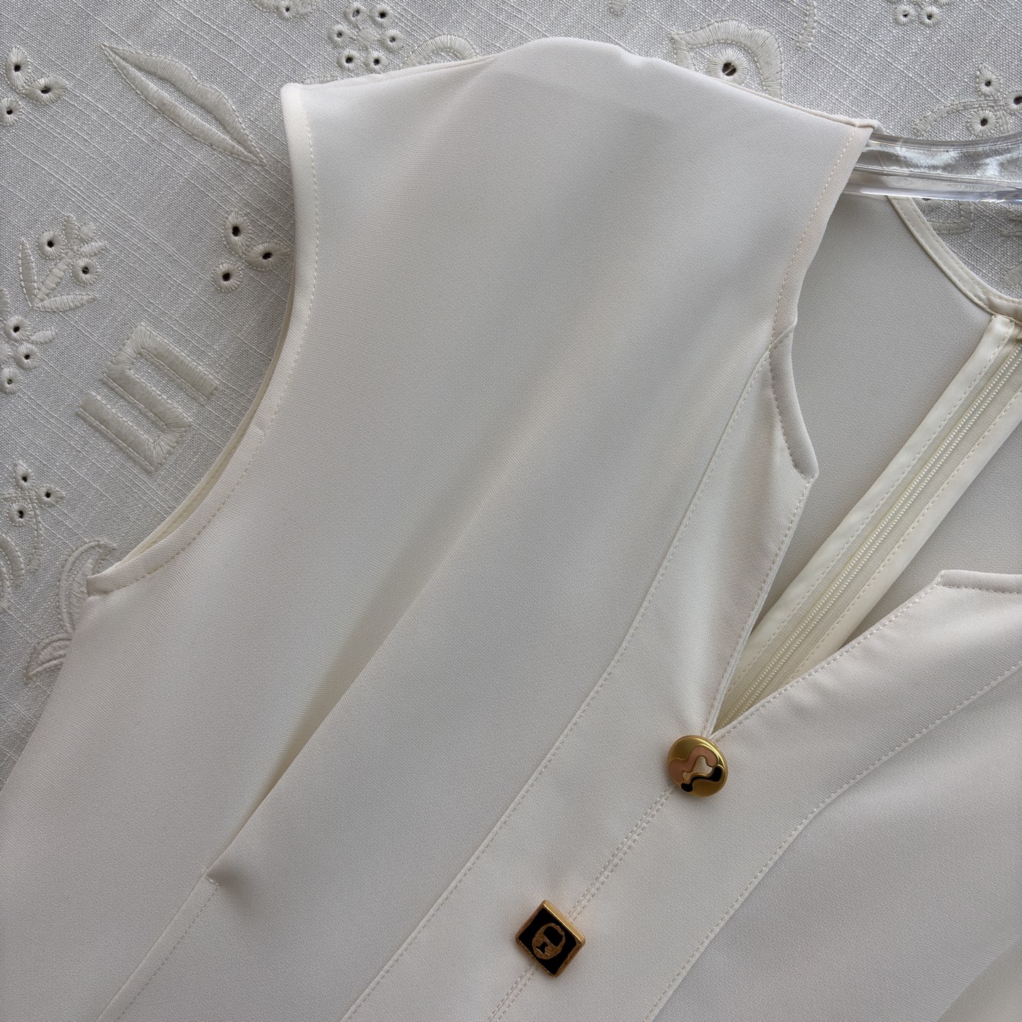 Sch金扣V领连衣裙 利落的无袖剪裁勾勒出优雅肩线 精致金扣点缀于身前 将简约与精致完美融合 无论是通勤