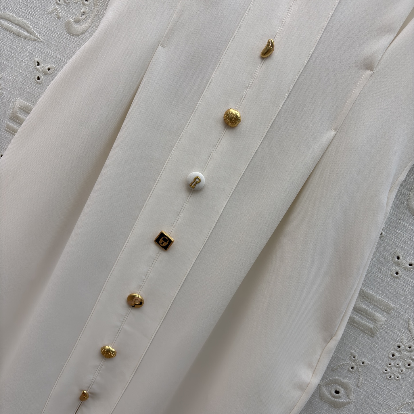 Sch金扣V领连衣裙 利落的无袖剪裁勾勒出优雅肩线 精致金扣点缀于身前 将简约与精致完美融合 无论是通勤