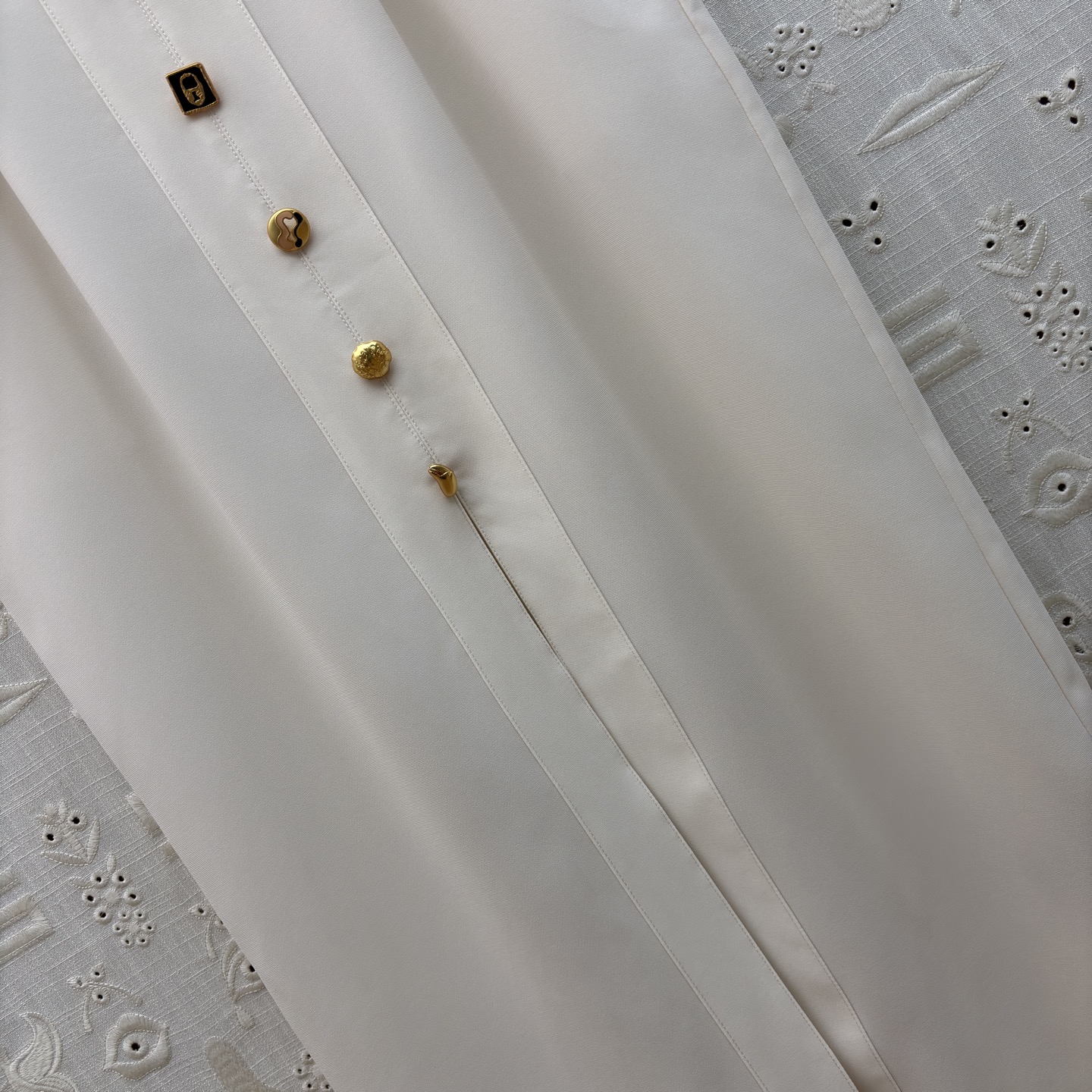 Sch金扣V领连衣裙 利落的无袖剪裁勾勒出优雅肩线 精致金扣点缀于身前 将简约与精致完美融合 无论是通勤