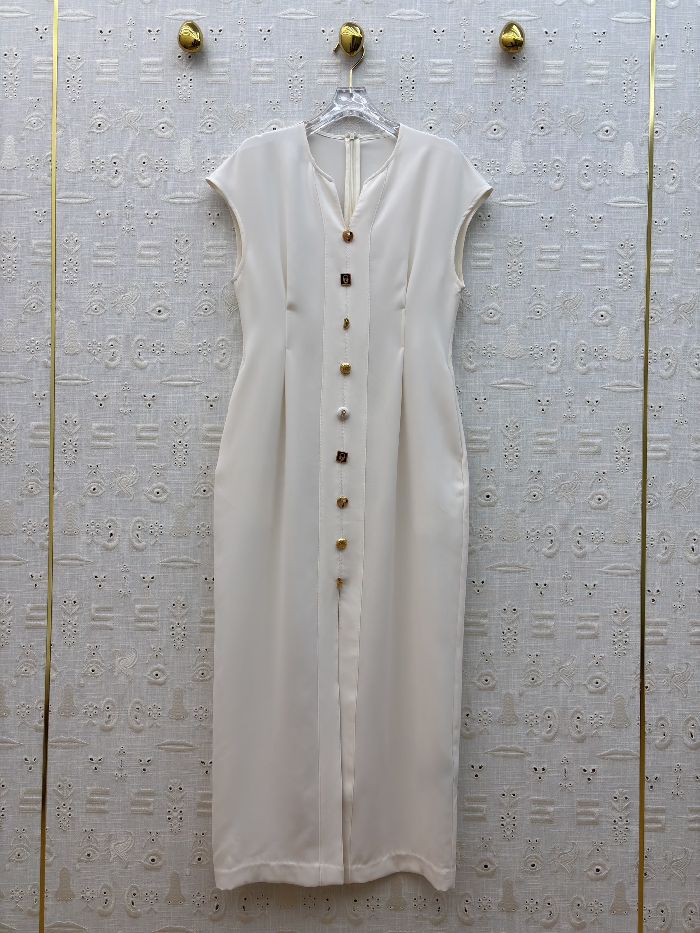 Sch金扣V领连衣裙 利落的无袖剪裁勾勒出优雅肩线 精致金扣点缀于身前 将简约与精致完美融合 无论是通勤