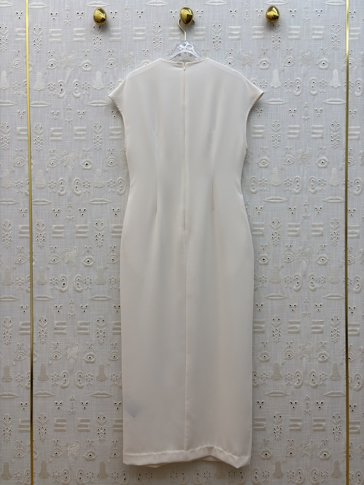 Sch金扣V领连衣裙 利落的无袖剪裁勾勒出优雅肩线 精致金扣点缀于身前 将简约与精致完美融合 无论是通勤