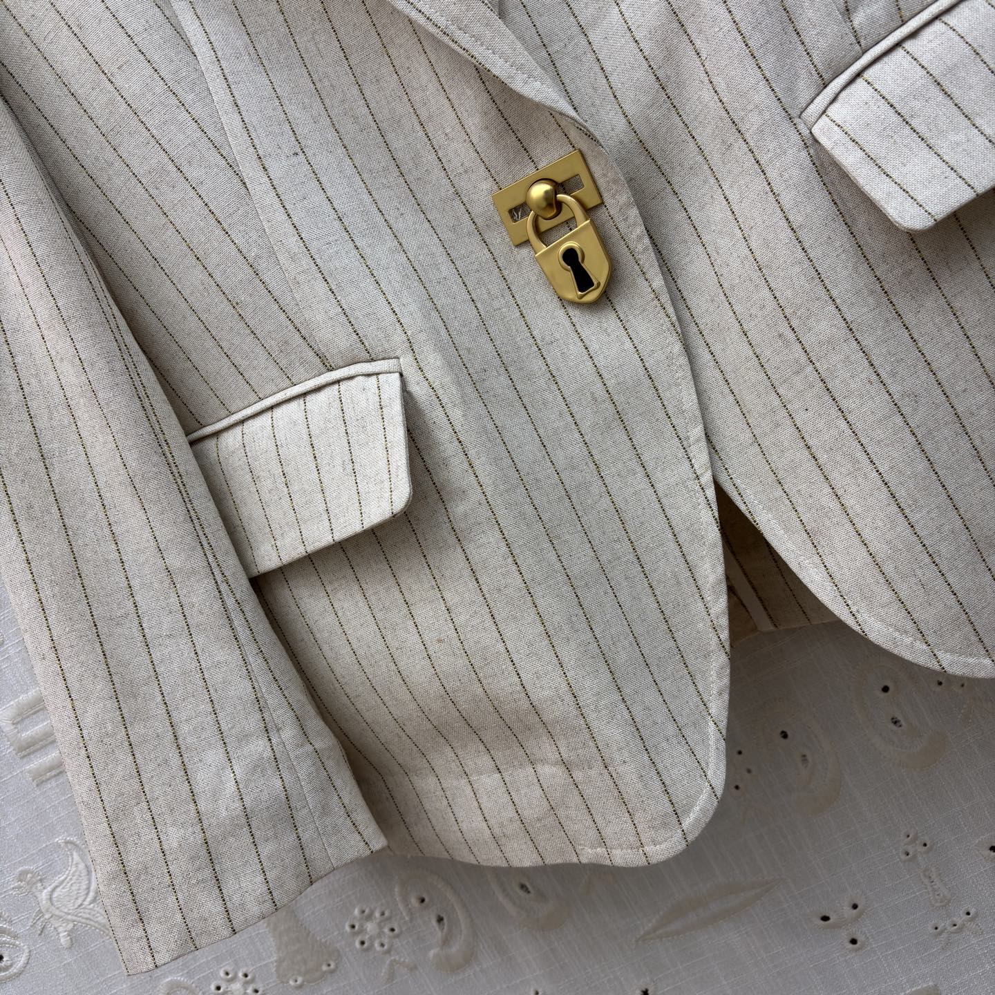 Sch亚麻条纹西装 米杏底色晕着细条纹 自带亚麻的透气肌理 锁形扣是点睛的精致感 不挑身形的宽松廓形 上