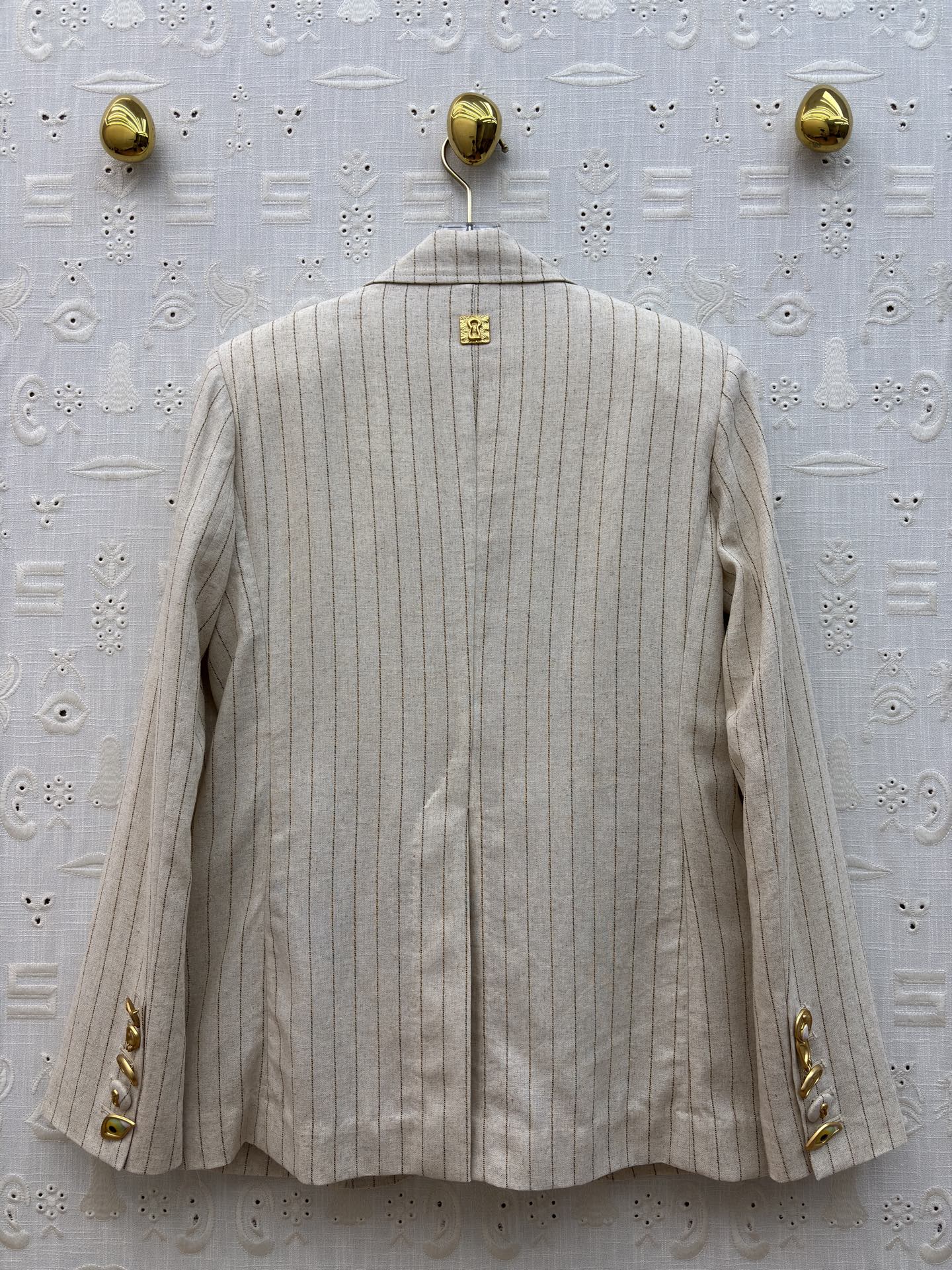 Sch亚麻条纹西装 米杏底色晕着细条纹 自带亚麻的透气肌理 锁形扣是点睛的精致感 不挑身形的宽松廓形 上