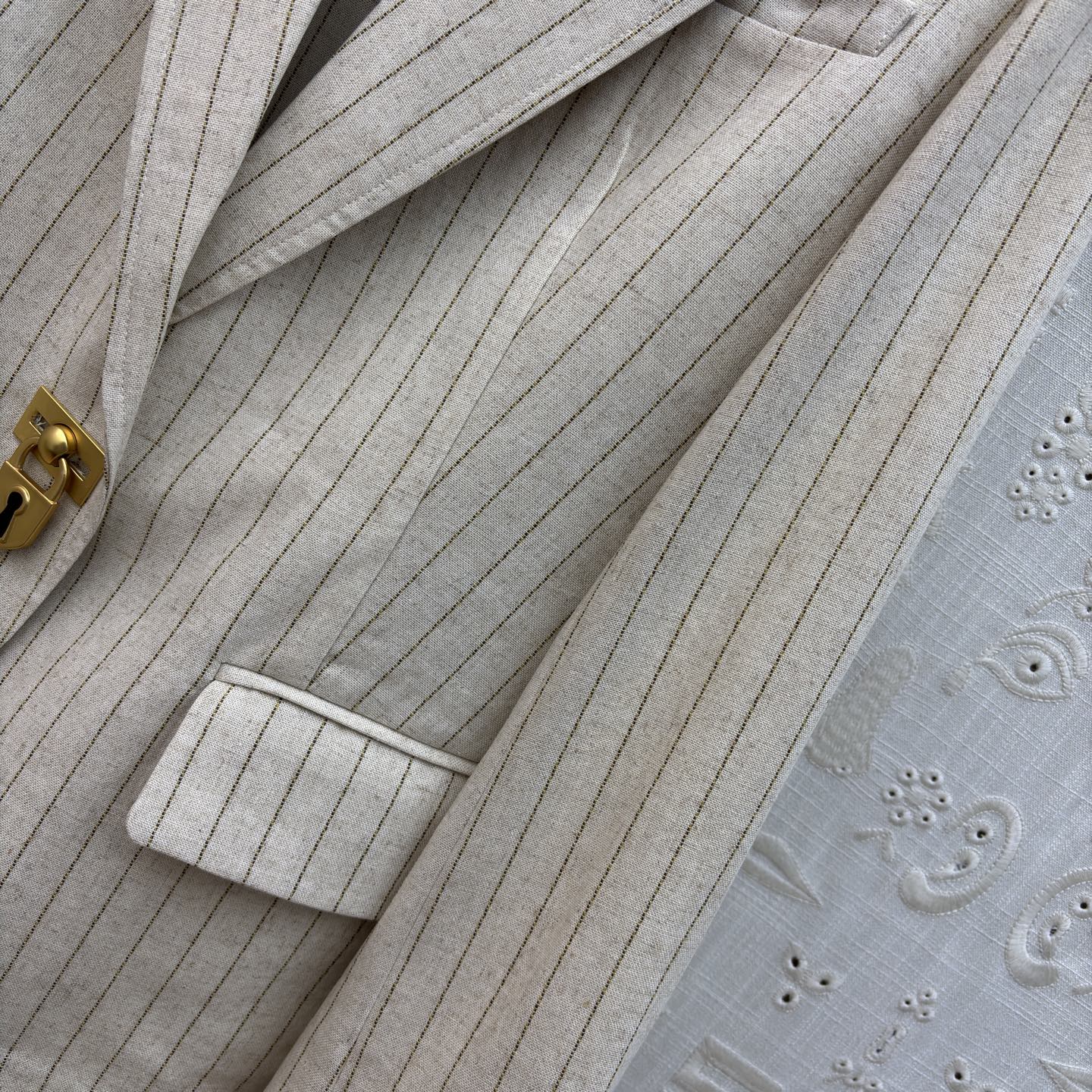 Sch亚麻条纹西装 米杏底色晕着细条纹 自带亚麻的透气肌理 锁形扣是点睛的精致感 不挑身形的宽松廓形 上