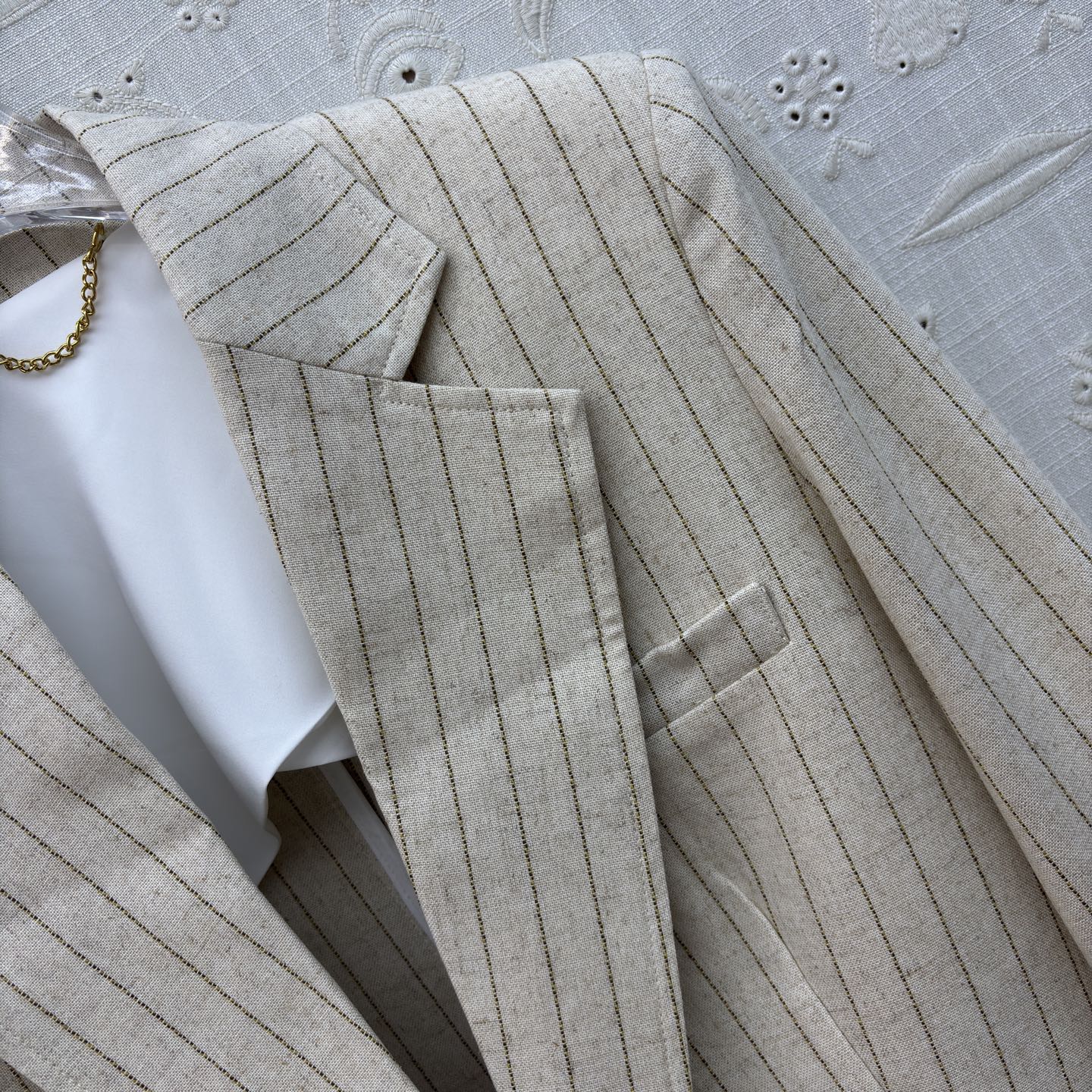 Sch亚麻条纹西装 米杏底色晕着细条纹 自带亚麻的透气肌理 锁形扣是点睛的精致感 不挑身形的宽松廓形 上