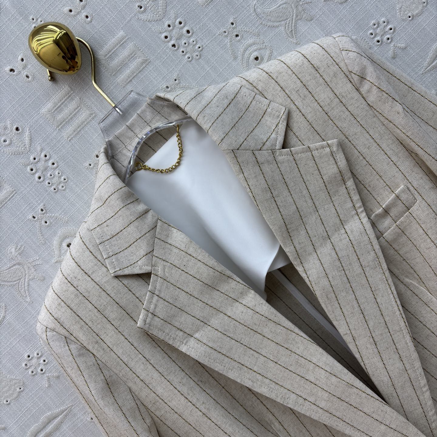 Sch亚麻条纹西装 米杏底色晕着细条纹 自带亚麻的透气肌理 锁形扣是点睛的精致感 不挑身形的宽松廓形 上