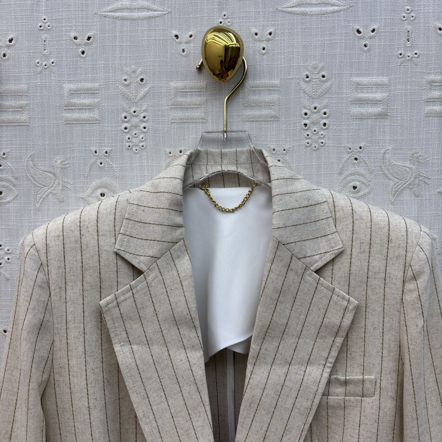 Sch亚麻条纹西装 米杏底色晕着细条纹 自带亚麻的透气肌理 锁形扣是点睛的精致感 不挑身形的宽松廓形 上