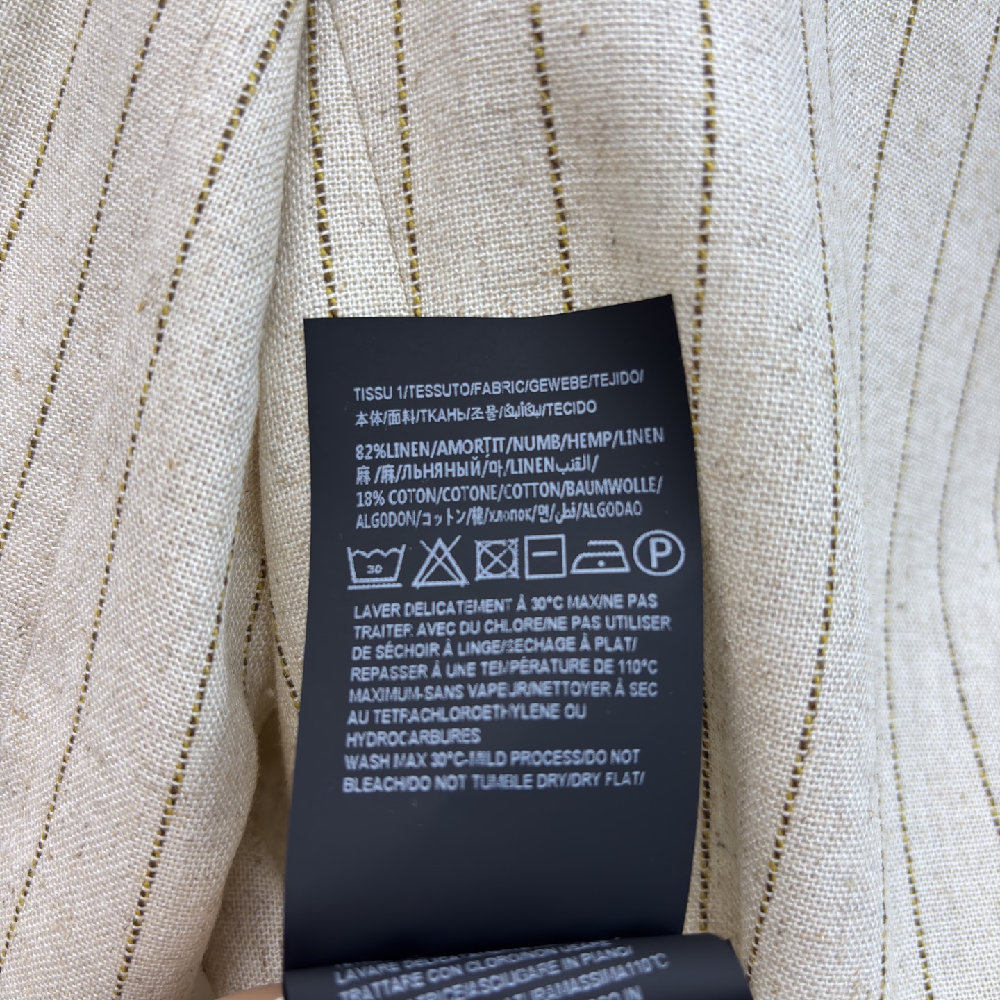 Sch亚麻条纹西装 米杏底色晕着细条纹 自带亚麻的透气肌理 锁形扣是点睛的精致感 不挑身形的宽松廓形 上