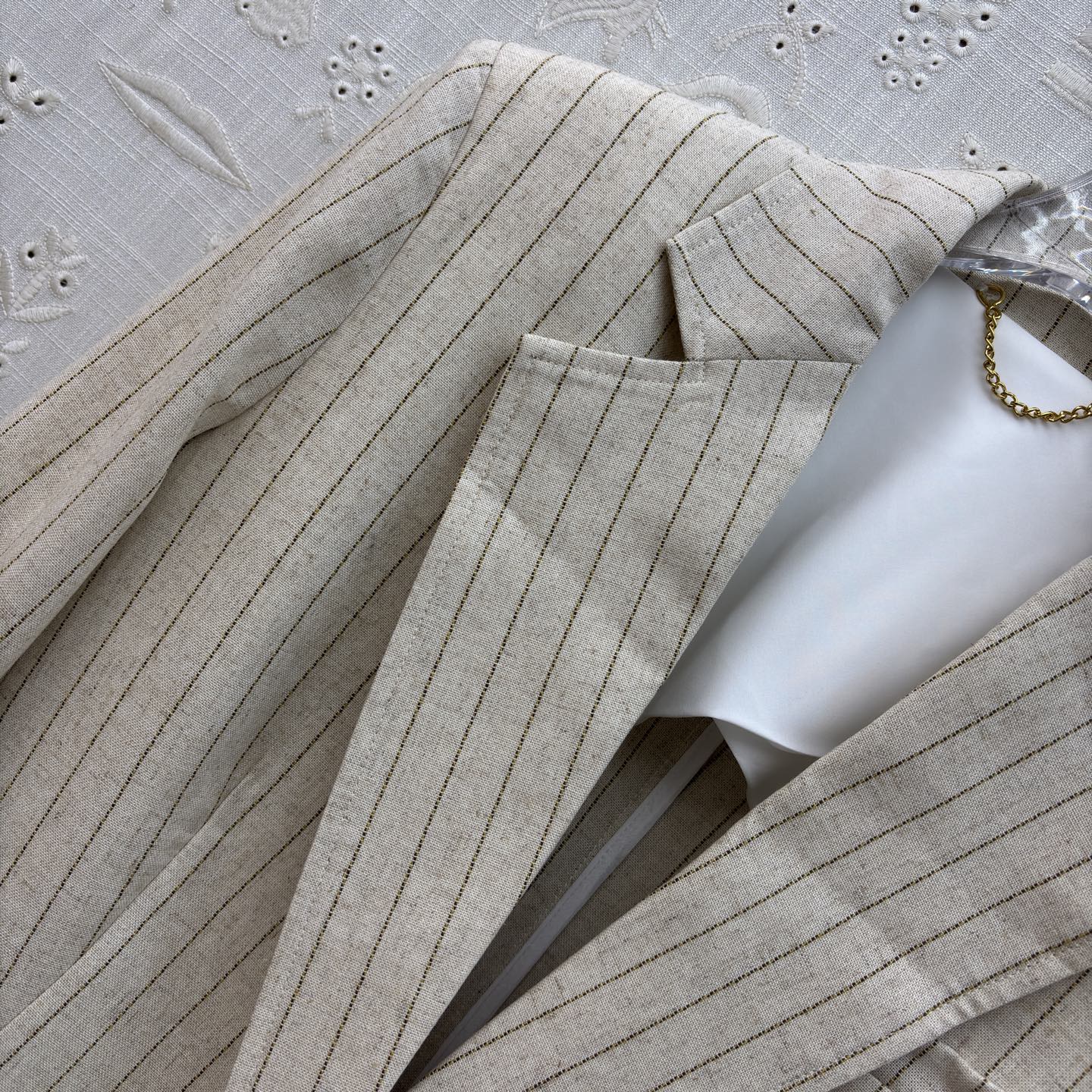 Sch亚麻条纹西装 米杏底色晕着细条纹 自带亚麻的透气肌理 锁形扣是点睛的精致感 不挑身形的宽松廓形 上