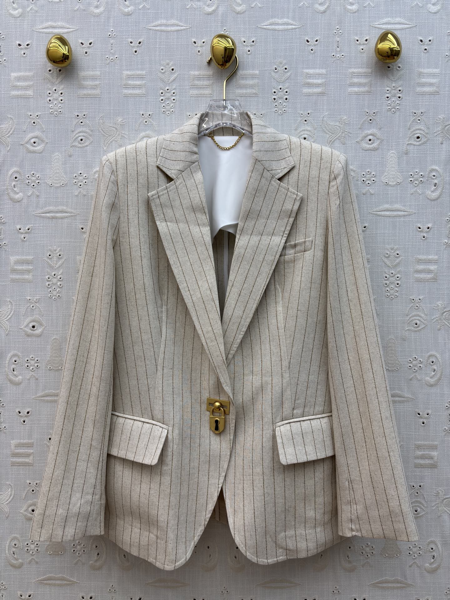 Sch亚麻条纹西装 米杏底色晕着细条纹 自带亚麻的透气肌理 锁形扣是点睛的精致感 不挑身形的宽松廓形 上