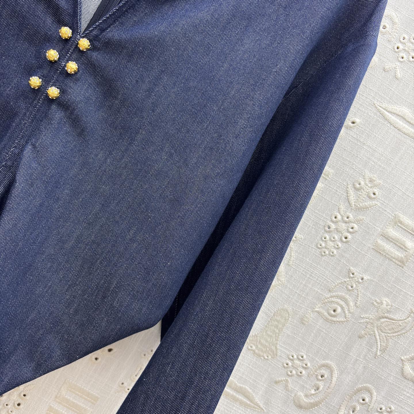 Sch 26新款 翻领藏青牛仔衫 把贵气感焊在身上了 复古翻领+V型金扣 修饰脸型超绝 撞色白袖口 细节