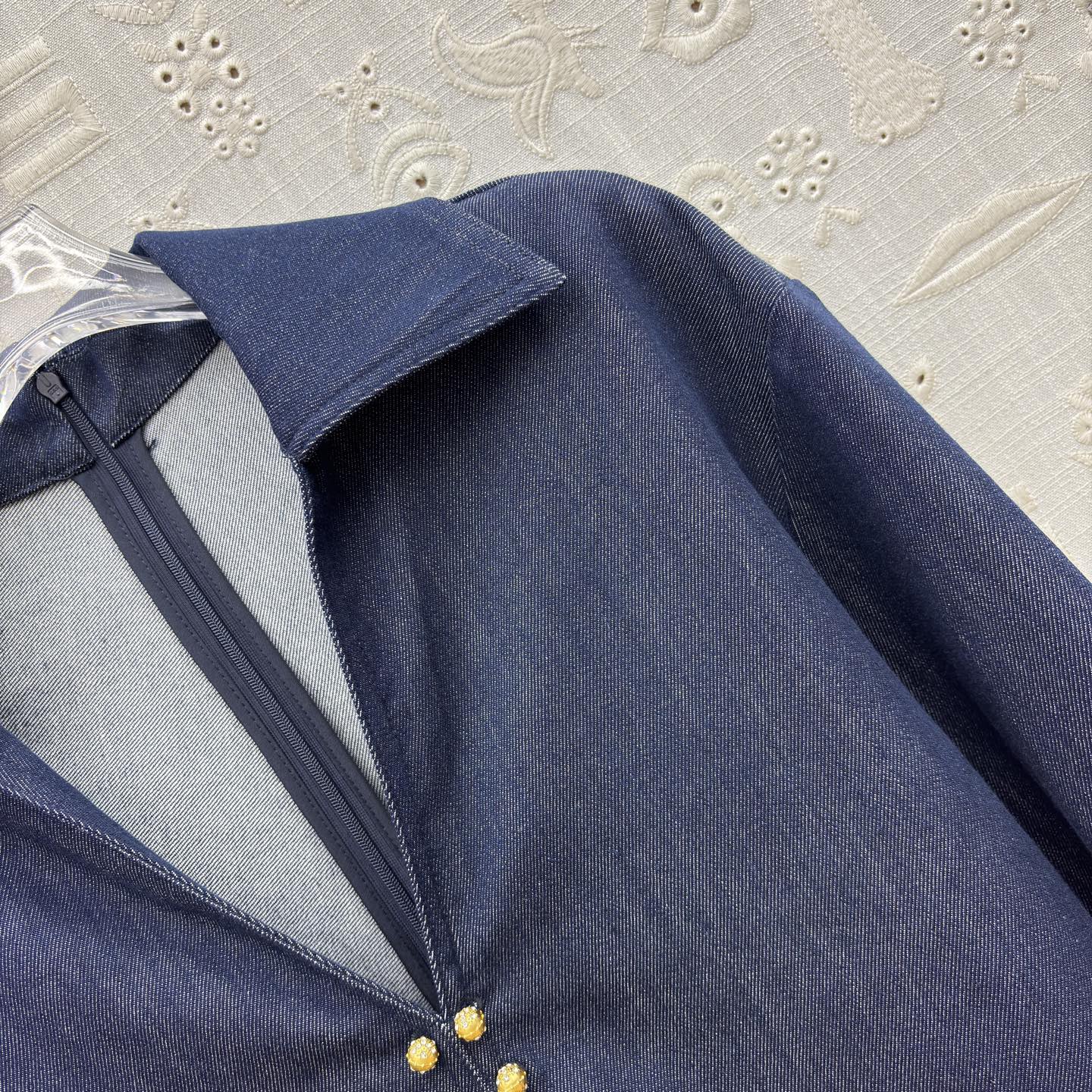 Sch 26新款 翻领藏青牛仔衫 把贵气感焊在身上了 复古翻领+V型金扣 修饰脸型超绝 撞色白袖口 细节