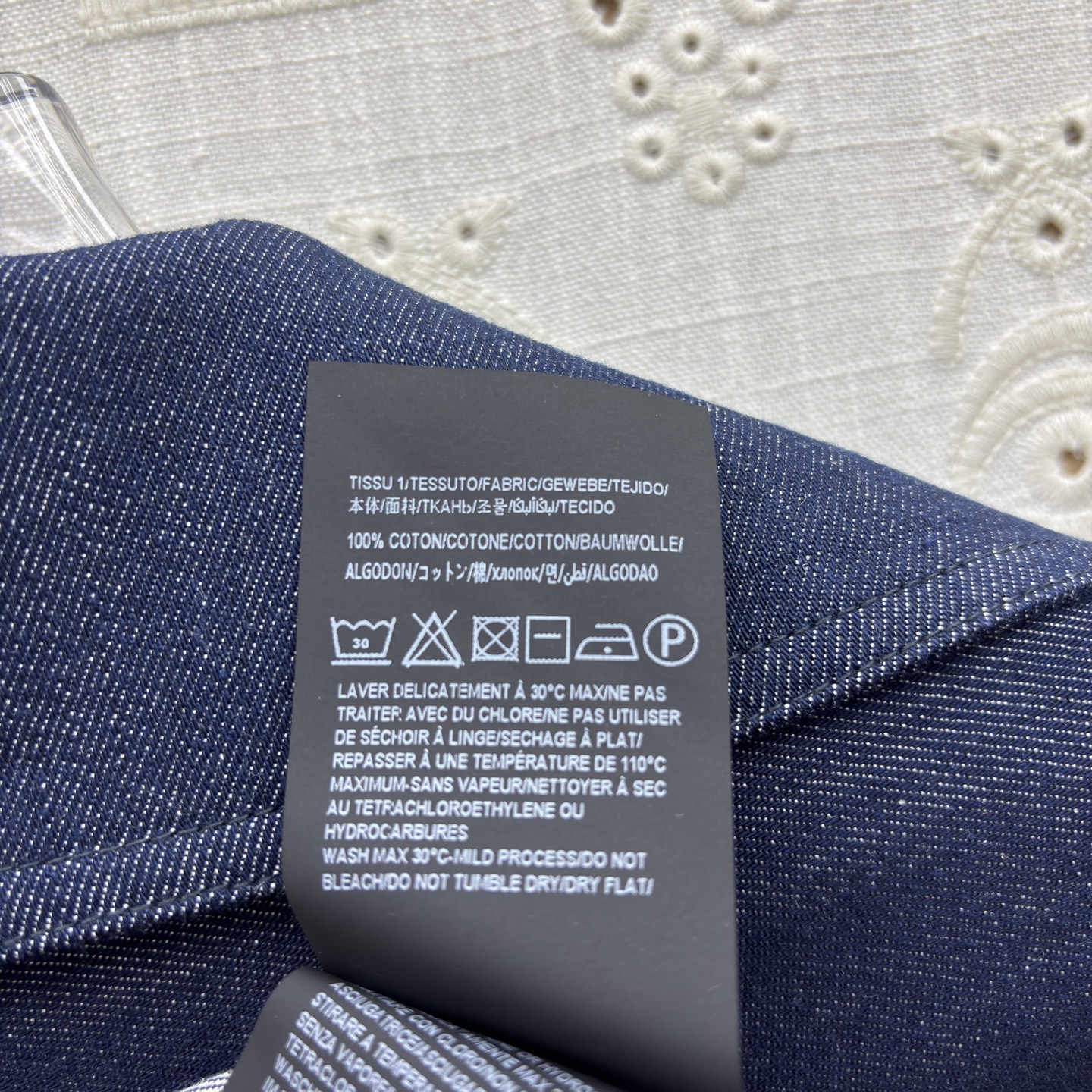 Sch 26新款 翻领藏青牛仔衫 把贵气感焊在身上了 复古翻领+V型金扣 修饰脸型超绝 撞色白袖口 细节