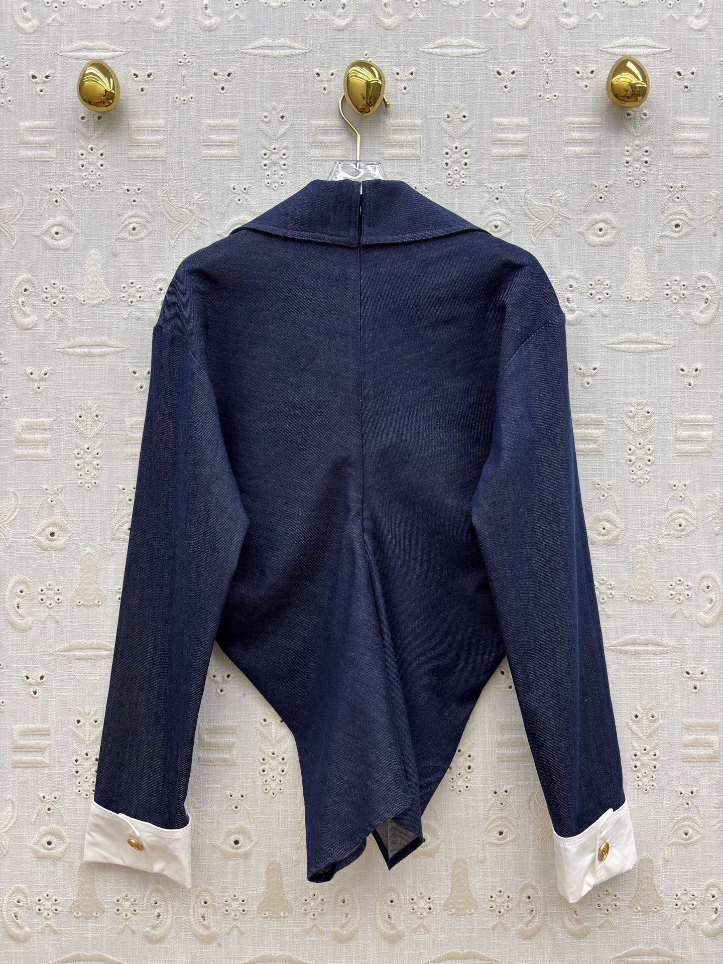 Sch 26新款 翻领藏青牛仔衫 把贵气感焊在身上了 复古翻领+V型金扣 修饰脸型超绝 撞色白袖口 细节