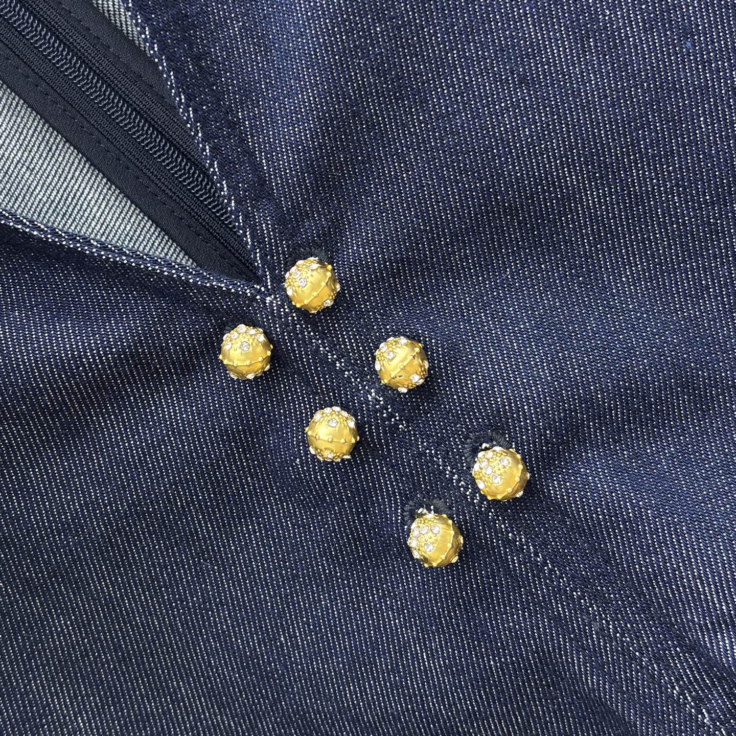 Sch 26新款 翻领藏青牛仔衫 把贵气感焊在身上了 复古翻领+V型金扣 修饰脸型超绝 撞色白袖口 细节