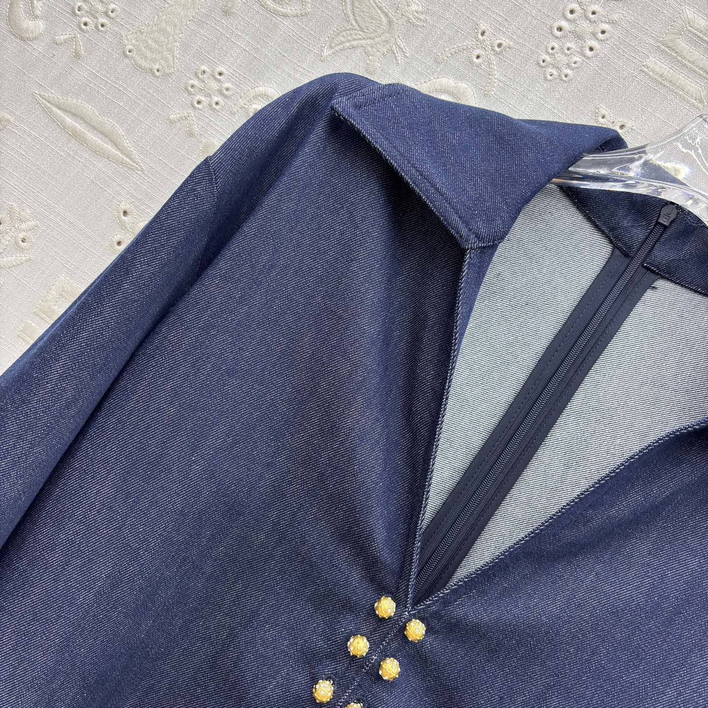 Sch 26新款 翻领藏青牛仔衫 把贵气感焊在身上了 复古翻领+V型金扣 修饰脸型超绝 撞色白袖口 细节