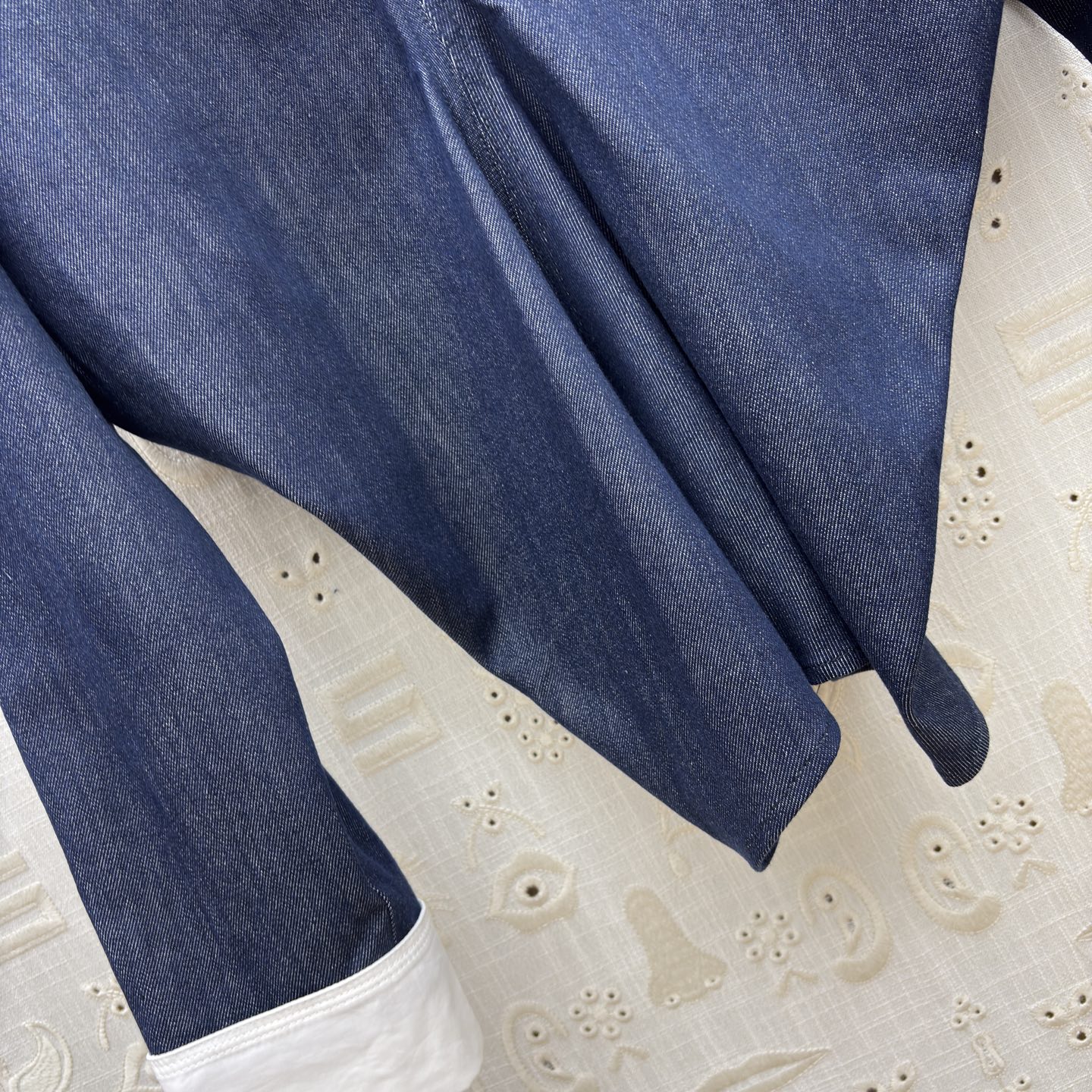 Sch 26新款 翻领藏青牛仔衫 把贵气感焊在身上了 复古翻领+V型金扣 修饰脸型超绝 撞色白袖口 细节