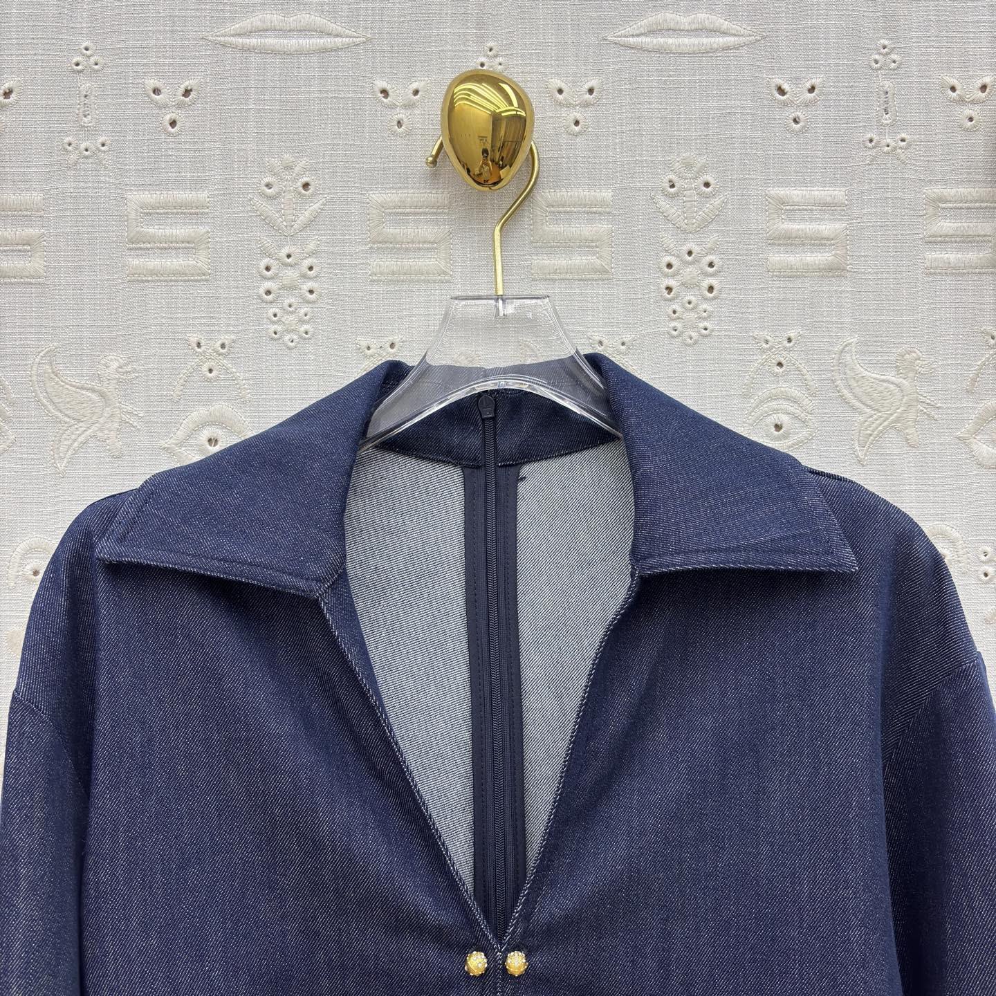 Sch 26新款 翻领藏青牛仔衫 把贵气感焊在身上了 复古翻领+V型金扣 修饰脸型超绝 撞色白袖口 细节