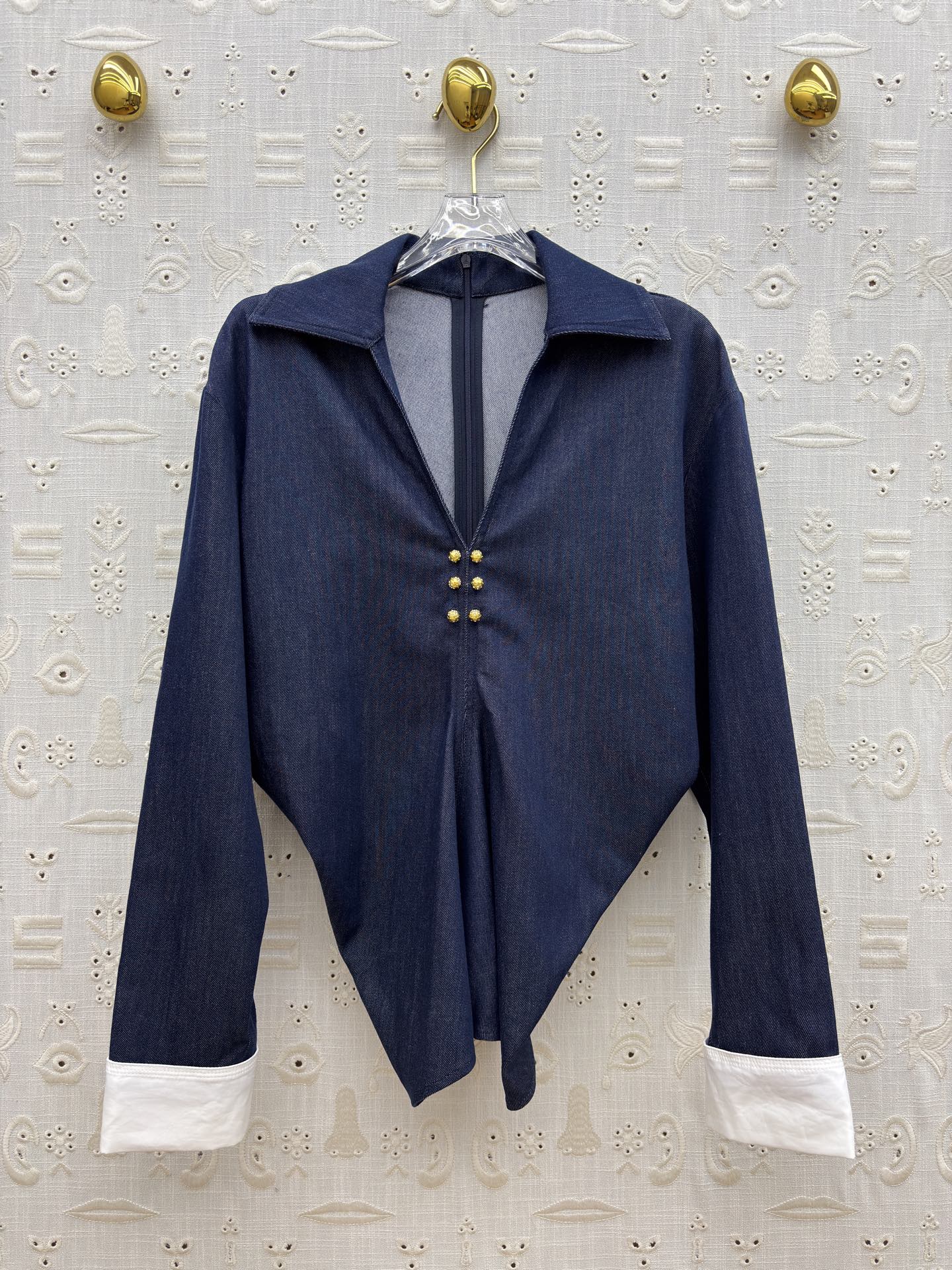 Sch 26新款 翻领藏青牛仔衫 把贵气感焊在身上了 复古翻领+V型金扣 修饰脸型超绝 撞色白袖口 细节