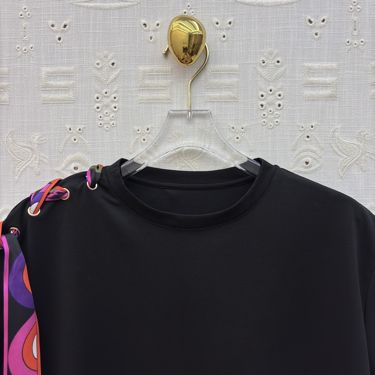 Pucci丝巾绑带T恤 简约圆领 卷边无袖设计 清爽又藏肉 通勤日常都能穿 白色清透温柔 黑款酷飒显瘦 