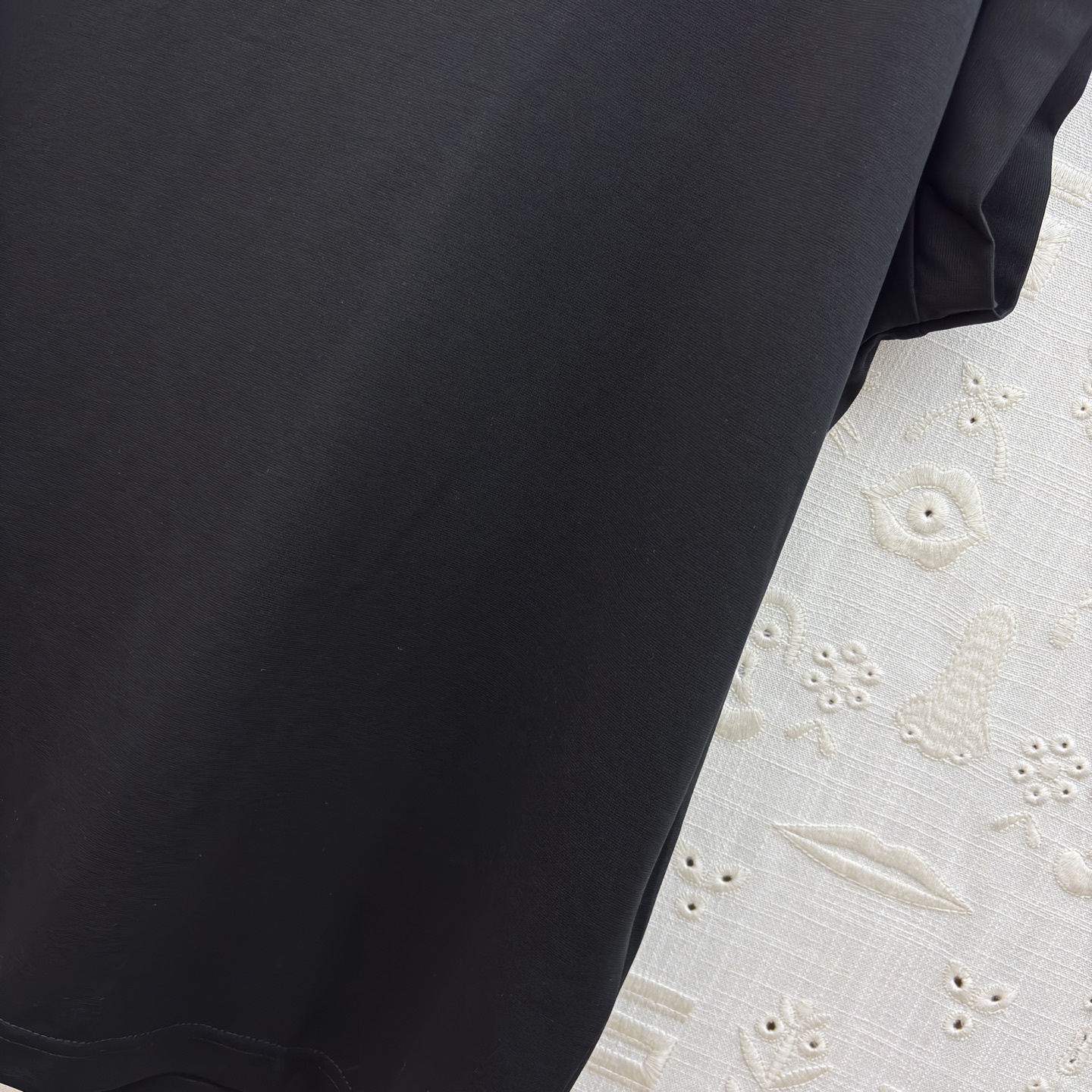 Pucci丝巾绑带T恤 简约圆领 卷边无袖设计 清爽又藏肉 通勤日常都能穿 白色清透温柔 黑款酷飒显瘦 