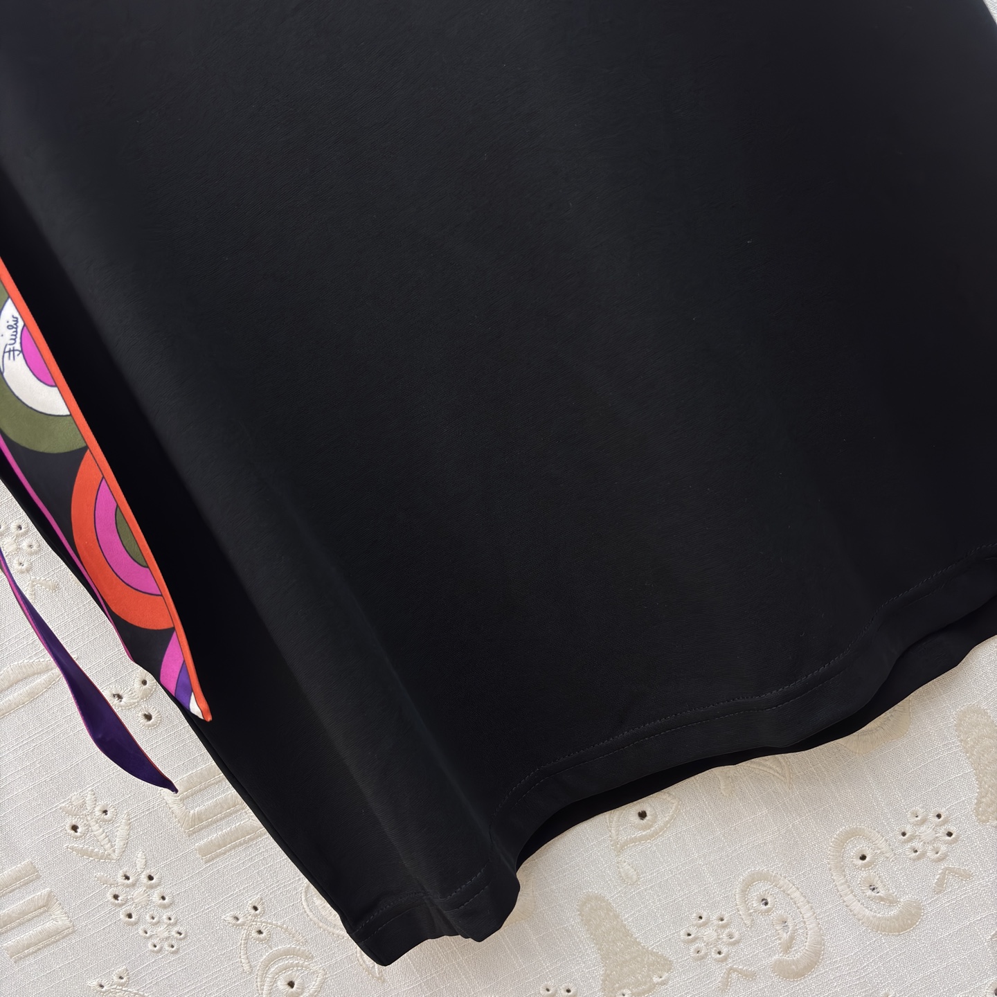 Pucci丝巾绑带T恤 简约圆领 卷边无袖设计 清爽又藏肉 通勤日常都能穿 白色清透温柔 黑款酷飒显瘦 