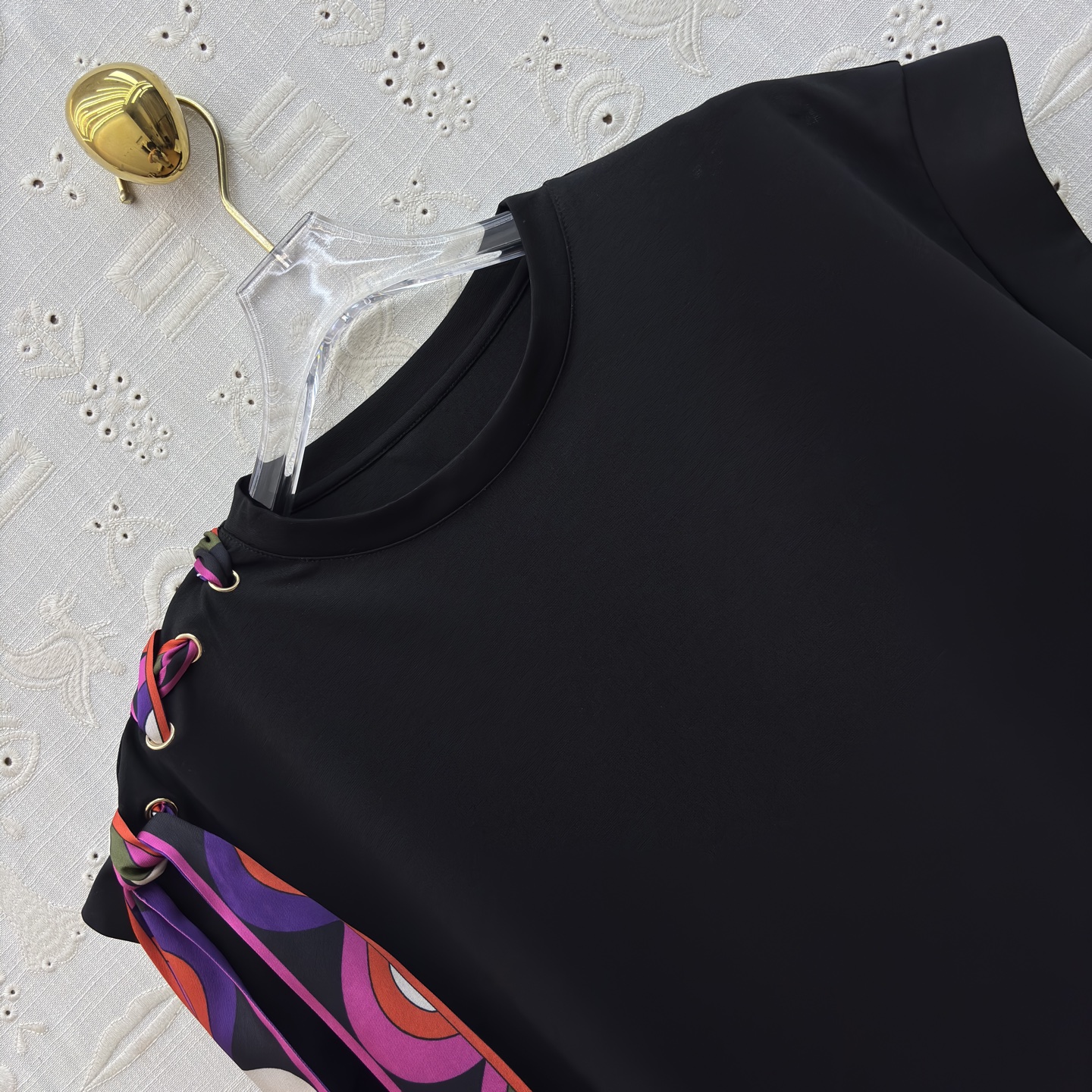 Pucci丝巾绑带T恤 简约圆领 卷边无袖设计 清爽又藏肉 通勤日常都能穿 白色清透温柔 黑款酷飒显瘦 