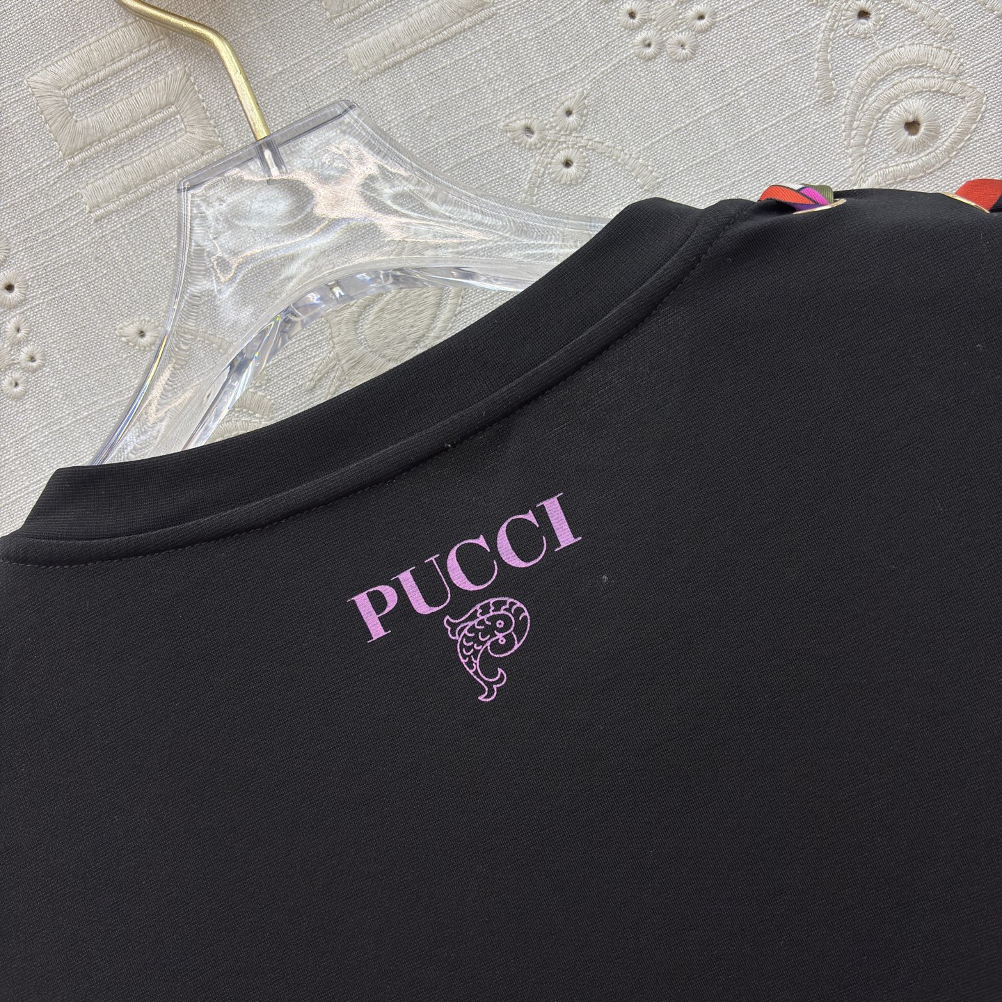 Pucci丝巾绑带T恤 简约圆领 卷边无袖设计 清爽又藏肉 通勤日常都能穿 白色清透温柔 黑款酷飒显瘦 