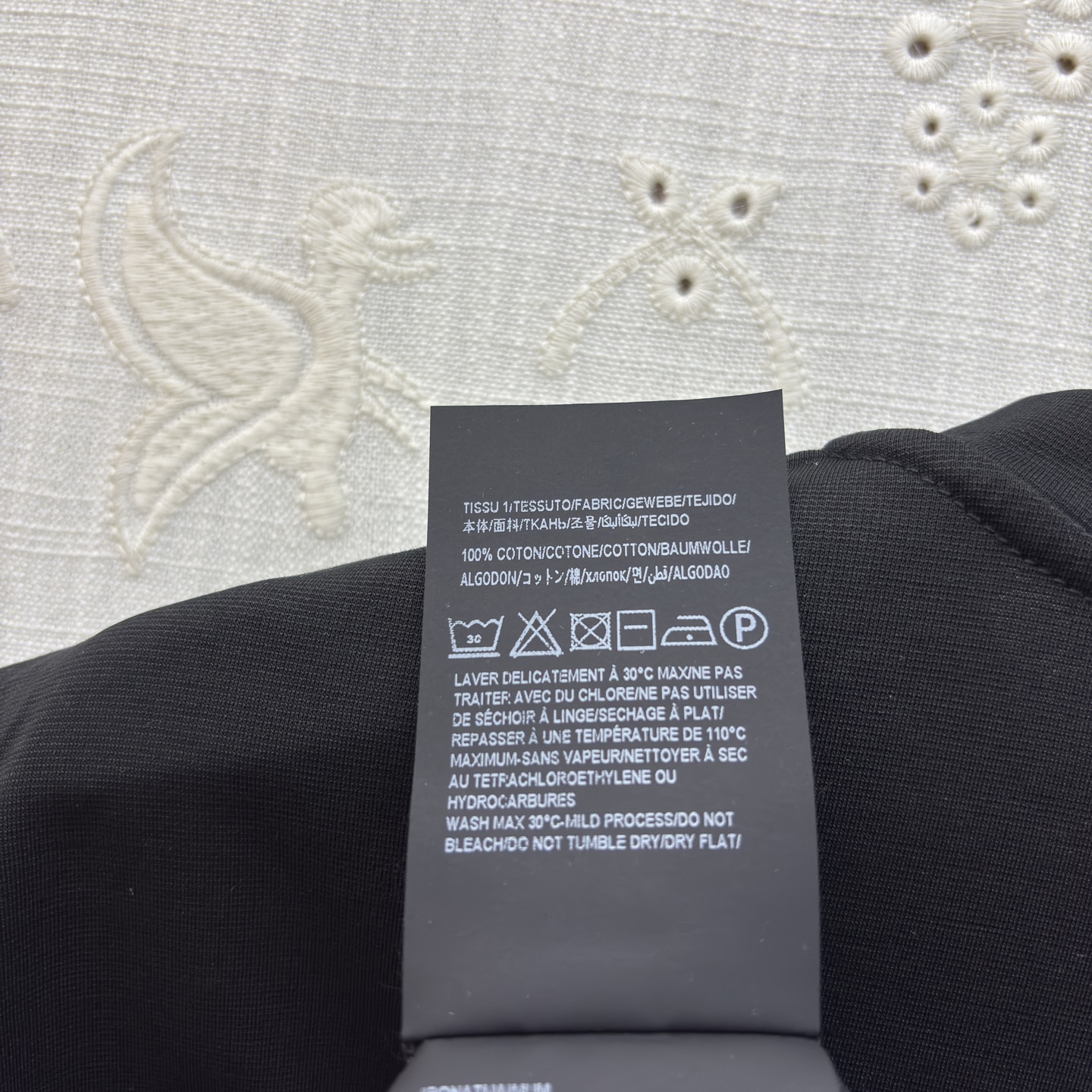 Pucci丝巾绑带T恤 简约圆领 卷边无袖设计 清爽又藏肉 通勤日常都能穿 白色清透温柔 黑款酷飒显瘦 