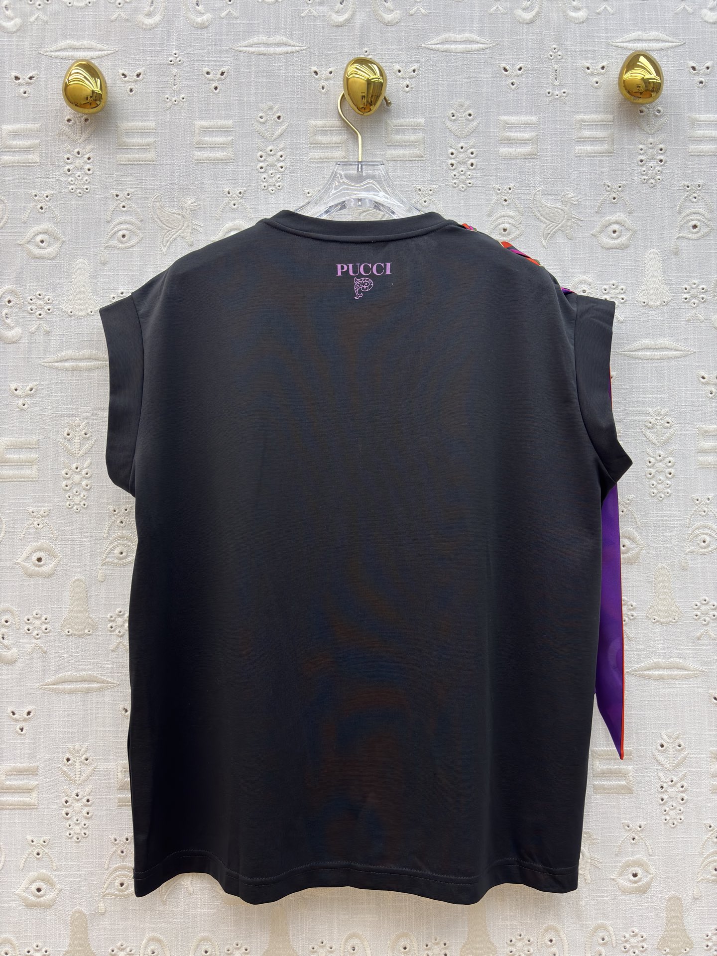 Pucci丝巾绑带T恤 简约圆领 卷边无袖设计 清爽又藏肉 通勤日常都能穿 白色清透温柔 黑款酷飒显瘦 