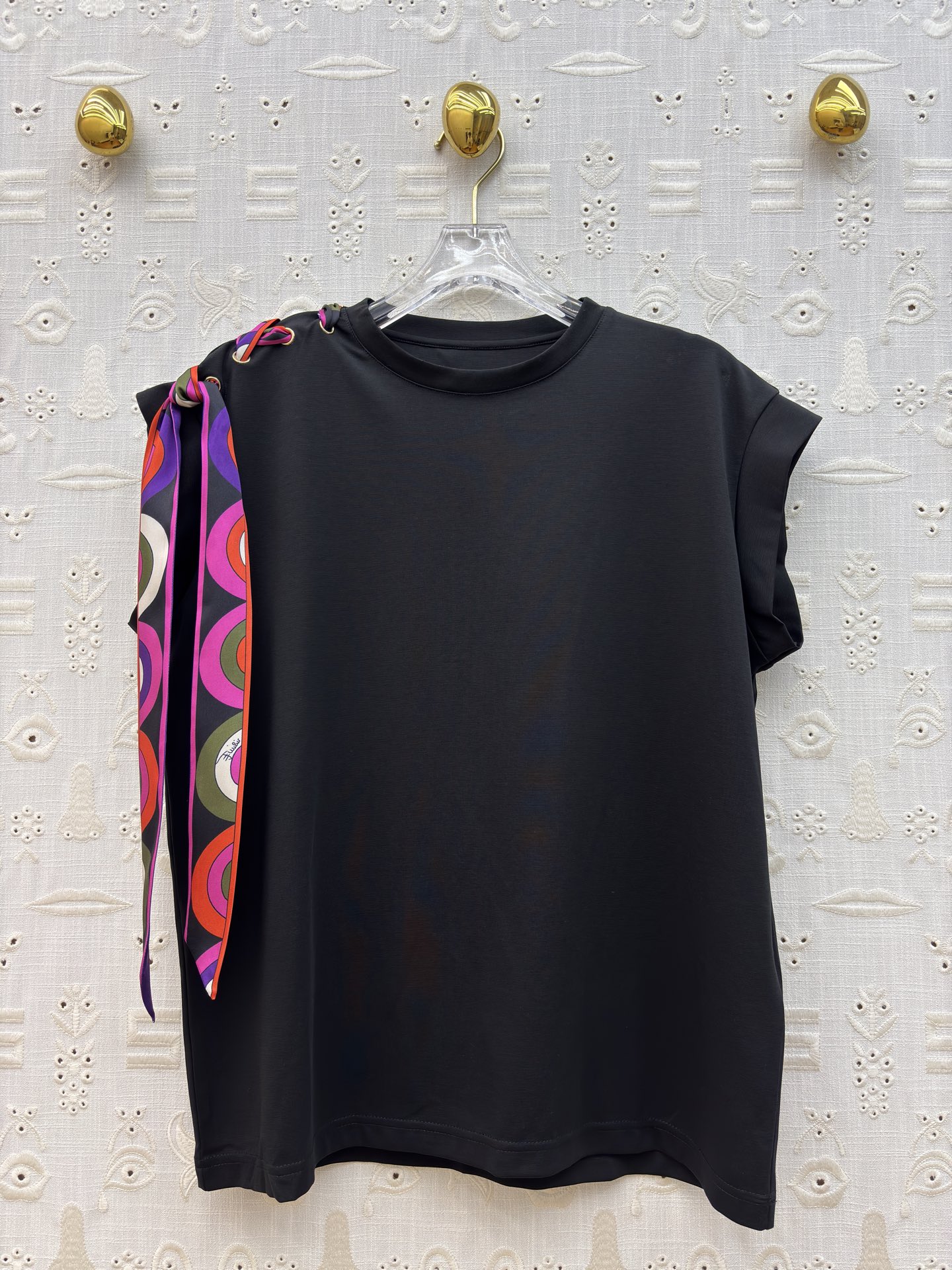 Pucci丝巾绑带T恤 简约圆领 卷边无袖设计 清爽又藏肉 通勤日常都能穿 白色清透温柔 黑款酷飒显瘦 