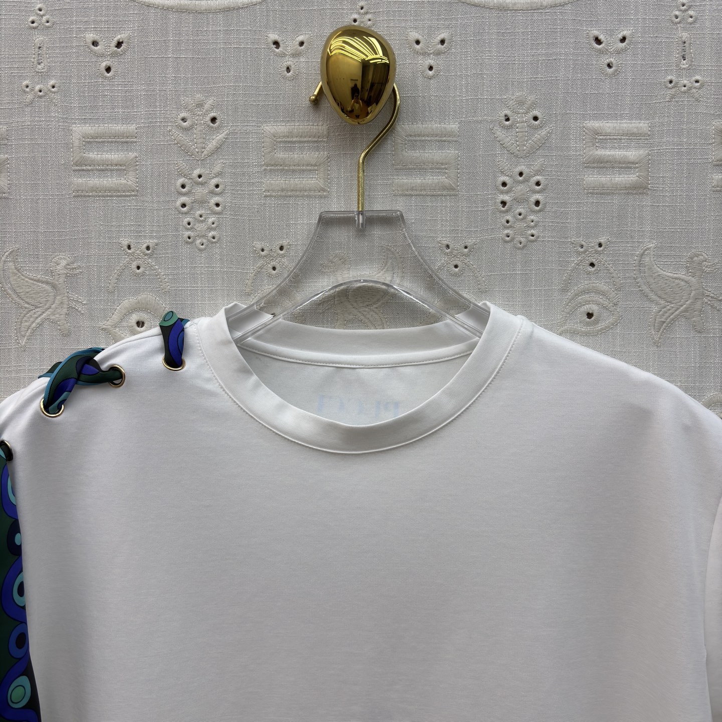 Pucci丝巾绑带T恤 简约圆领 卷边无袖设计 清爽又藏肉 通勤日常都能穿 白色清透温柔 黑款酷飒显瘦 