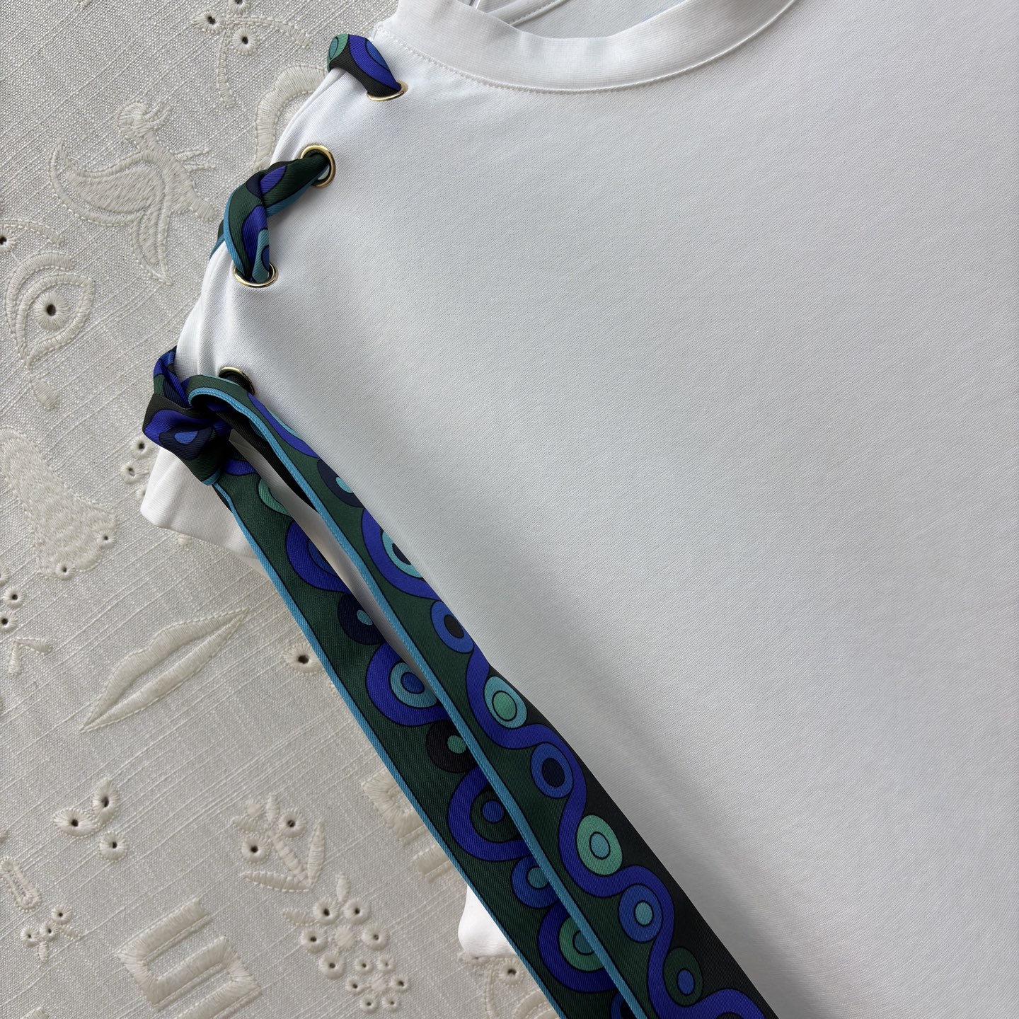 Pucci丝巾绑带T恤 简约圆领 卷边无袖设计 清爽又藏肉 通勤日常都能穿 白色清透温柔 黑款酷飒显瘦 