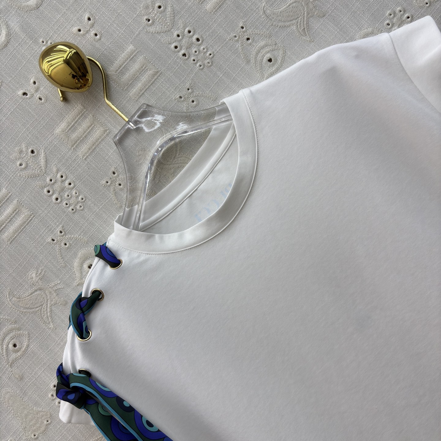 Pucci丝巾绑带T恤 简约圆领 卷边无袖设计 清爽又藏肉 通勤日常都能穿 白色清透温柔 黑款酷飒显瘦 