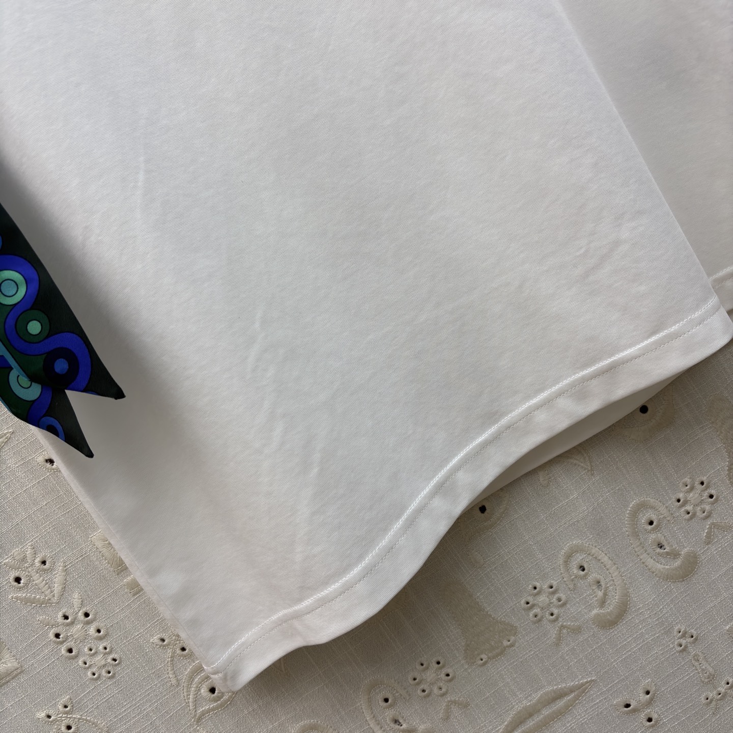 Pucci丝巾绑带T恤 简约圆领 卷边无袖设计 清爽又藏肉 通勤日常都能穿 白色清透温柔 黑款酷飒显瘦 