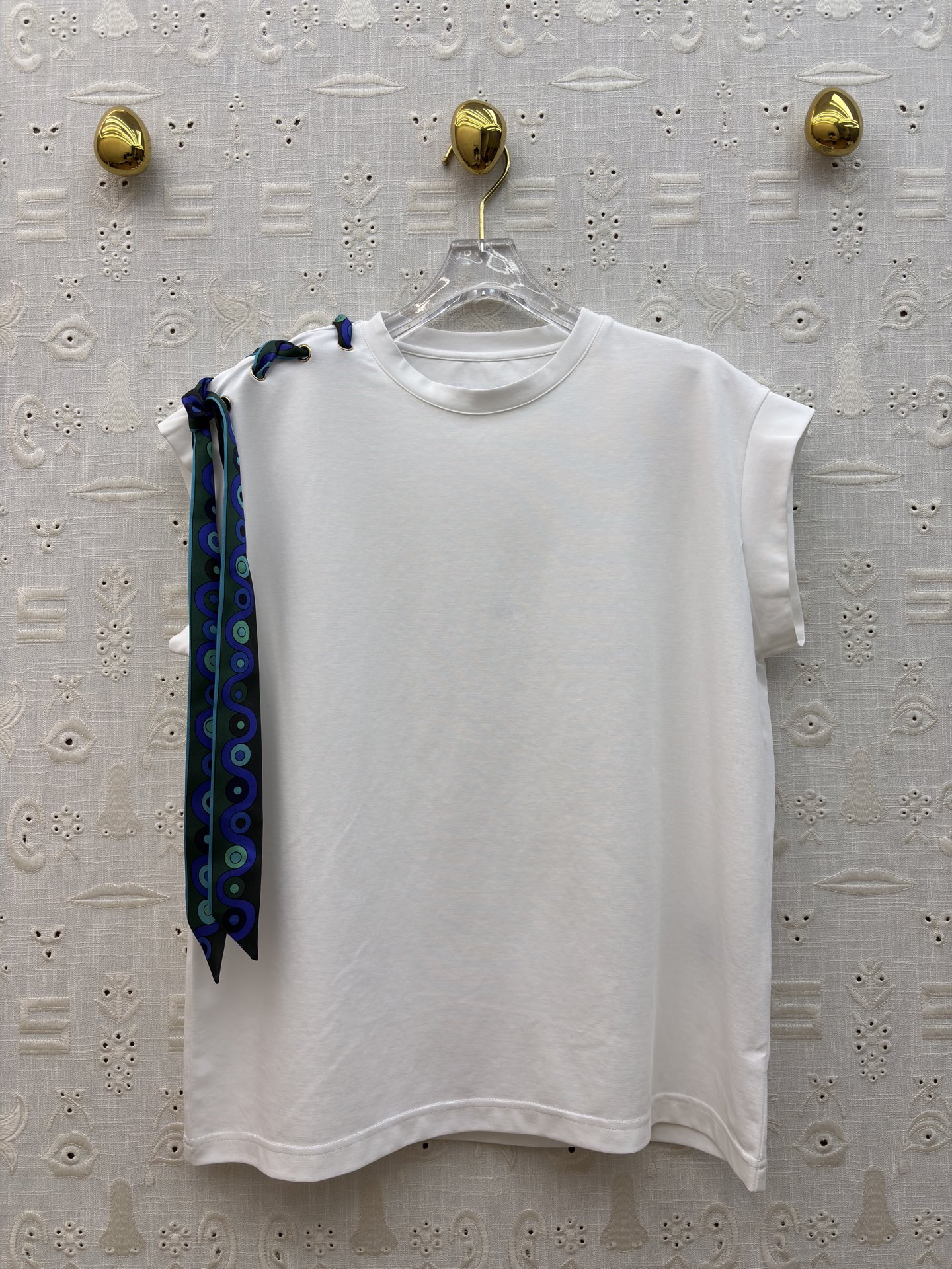 Pucci丝巾绑带T恤 简约圆领 卷边无袖设计 清爽又藏肉 通勤日常都能穿 白色清透温柔 黑款酷飒显瘦 